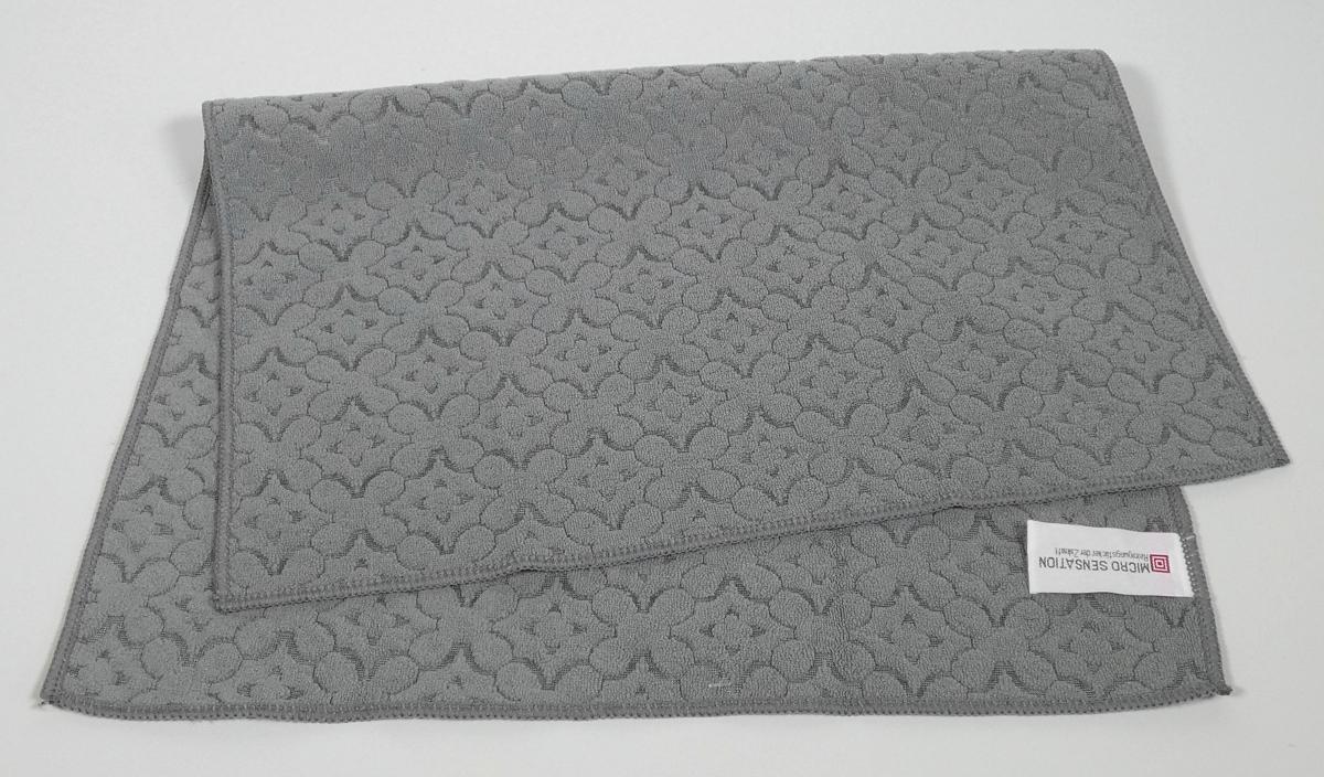 Reinigungstücher, Foto siehe Anlage,
- laut Antrag zwei Stück im Set,
- von rechteckiger Form (ca. 59,5 cm x 41 cm),
- aus einfarbigen, musterbildend gewirkten Schlingengewirken aus laut Antrag 100 % Polyester 
  (synthetische Chemiefasern),
- an den Rändern durch Überwendlichnähte gesäumt,
- durch Säumen konfektioniert,
- können laut Antrag gleichermaßen als Geschirrtücher sowie als Reinigungs- bzw. Poliertücher 
  für glatte Oberflächen (z. B. Gläser, Fenster oder lackierte Autoflächen) verwendet werden; 
  stellen sich damit sowohl als Küchenwäsche der Position 6302 als auch als Reinigungstücher 
  der Position 6307 dar; die Waren sind damit der von den gleichermaßen in Betracht kommenden 
  Positionen in dieser Nomenklatur zuletzt genannten Position zuzuweisen.

"Andere konfektionierte Waren (Reinigungstücher), aus Spinnstoffen, aus Gewirken"