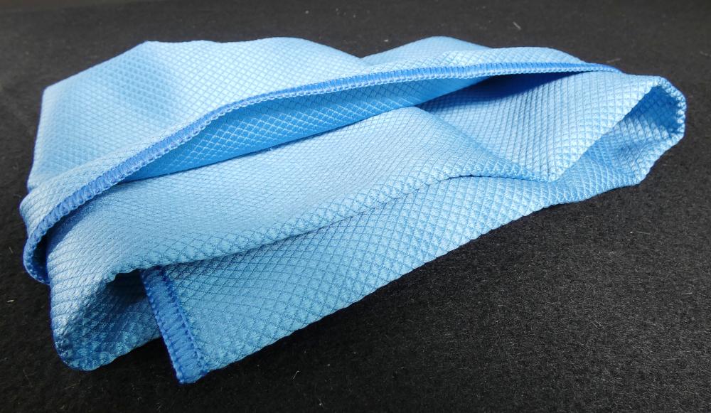 Reinigungstücher, Foto siehe Anlage,
- laut Antrag zwei Stück im Set,
- von rechteckiger Form (ca. 65 cm x 45 cm),
- aus einfarbigen, musterbildend gewebten Geweben aus laut Antrag 80 % Polyester und 20 % 
  Polyamid (beides synthetische Chemiefasern),
- an den Rändern durch Überwendlichnähte gesäumt,
- durch Säumen konfektioniert,
- ohne Hinweise auf Handarbeit.

"Andere konfektionierte Waren (Reinigungstücher), aus Spinnstoffen, aus Geweben, nicht
 handgearbeitet"