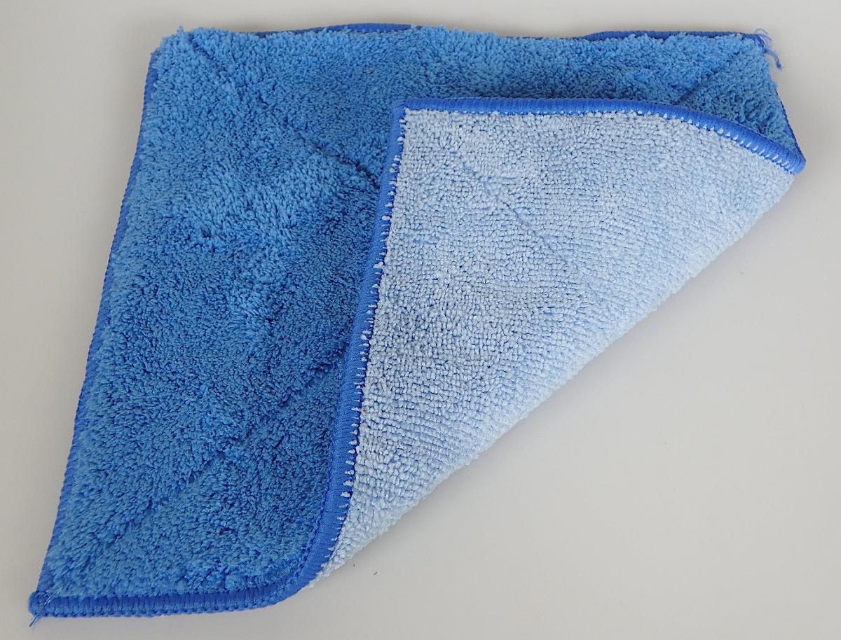 Reinigungstücher, Foto siehe Anlage,
- laut Antrag zwei Stück im Set,
- von quadratischer Form (ca. 23 cm x 23 cm), 
- aus einem zweilagigen, augenscheinlich durch Kleben verbundenen Textillaminat mit einer Lage 
  aus einfarbigen Schlingengewirken und einer Lage aus einfarbigen Plüschgewirken; aus laut 
  Antrag 80 % Polyester und 20 % Polyamid (beides synthetische Chemiefasern),
- an allen Rändern durch Überwendlichnähte gesäumt,
- durch Säumen konfektioniert.

"Andere konfektionierte Waren (Reinigungstücher), aus Spinnstoffen, aus Gewirken"