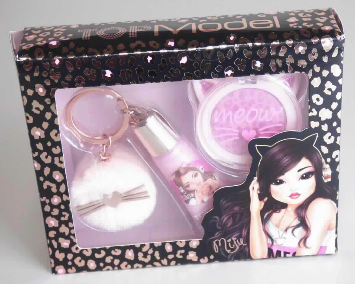 Schminkset; Augen-Make-Up

Bei der vorliegenden Ware handelt es sich um eine Zusammenstellung aus einem Lidschatten und einem Lipgloss. Das Erzeugnis zum Schminken der Augen ist eine rosafarbene, pulvrige Masse, abgefüllt in einer rosafarbenen Kunststoffdose mit aufklappbaren durchsichtigem Deckel und bunt bedruckten Etikett. Die rosafarbene, viskose Masse, die zum Schminken der Lippen verwendet werden soll, befindet sich in einer bunt bedruckten Kunststofftube mit Applikatorspitze und goldfarbenem Deckel. An dem Deckel ist ein goldener Schlüsselring mit rosafarbenem Pompom angebracht. Die Erzeugnisse sind in einer bunt bedruckten Pappfaltschachtel mit Kunststoffsichtfenster in einer Kunststofftiefziehschale für den Einzelverkauf als aufgemacht. Es handelt sich um eine Warenzusammenstellung, da die Bestandteile der Befriedigung eines gemeinsamen Bedarfs oder der Ausübung einer bestimmten Tätigkeit dienen (Schminken). Als charakterbestimmend wird hinsichtlich des Warenmusters das Schminkmittel für die Augen angesehen.

Die Ware ist als Schminkmittel für die Augen, in Aufmachung für den Einzelverkauf, in die Unterposition 3304 20 der Kombinierten Nomenklatur einzureihen. Der Schlüsselanhänger wird als Beigabe bei der Einreihung nicht berücksichtigt.