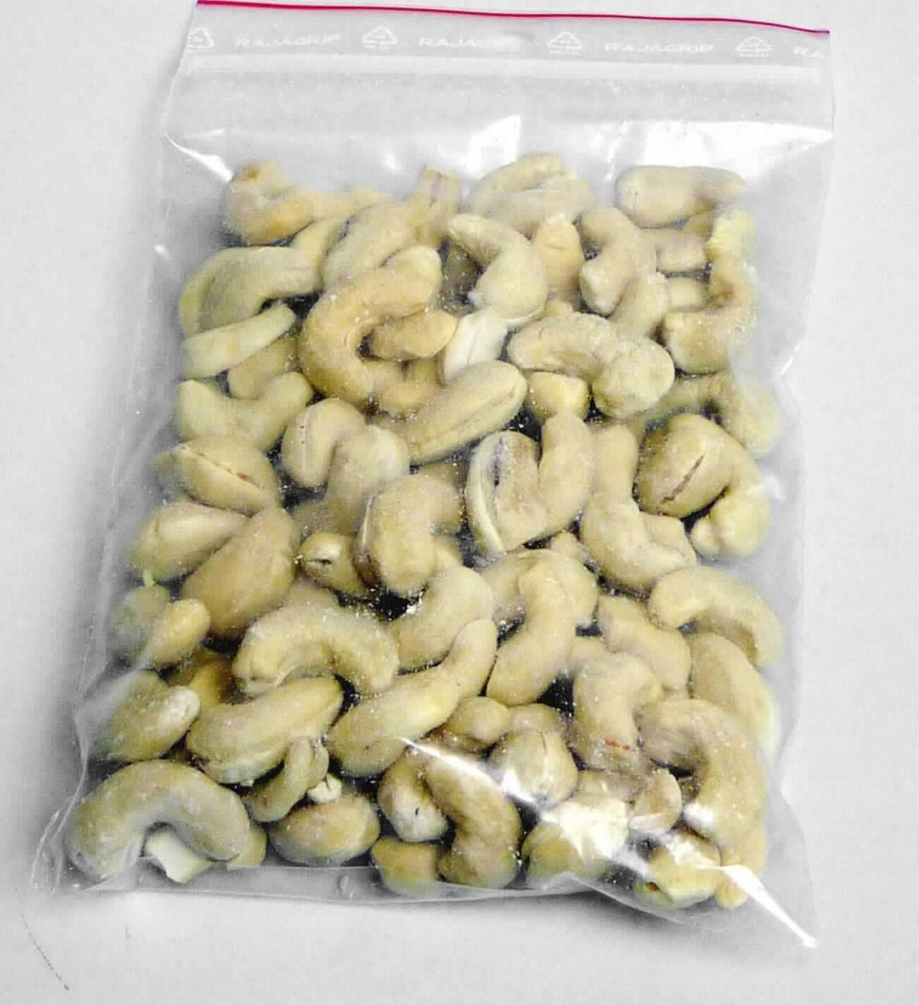 Cashewkerne, geschält und enthäutet

Beschaffenheit des vorgelegten Warenmusters:
Geschälte und enthäutete, beigefarbene, vorwiegend ganze Cashewkerne; vereinzelt Bruchstücke und Kernhälften; Geruch nussig, Cashewkernen entsprechend; Geschmack aromatisch, süßlich, Cashewkernen entsprechend.

Es ergeben sich keine Hinweise, dass die vorgelegte Warenprobe einer über Kapitel 8 der KN hinausgehenden Behandlung unterzogen wurde.

Kaschu-Nüsse, frisch oder getrocknet, ohne Schale.