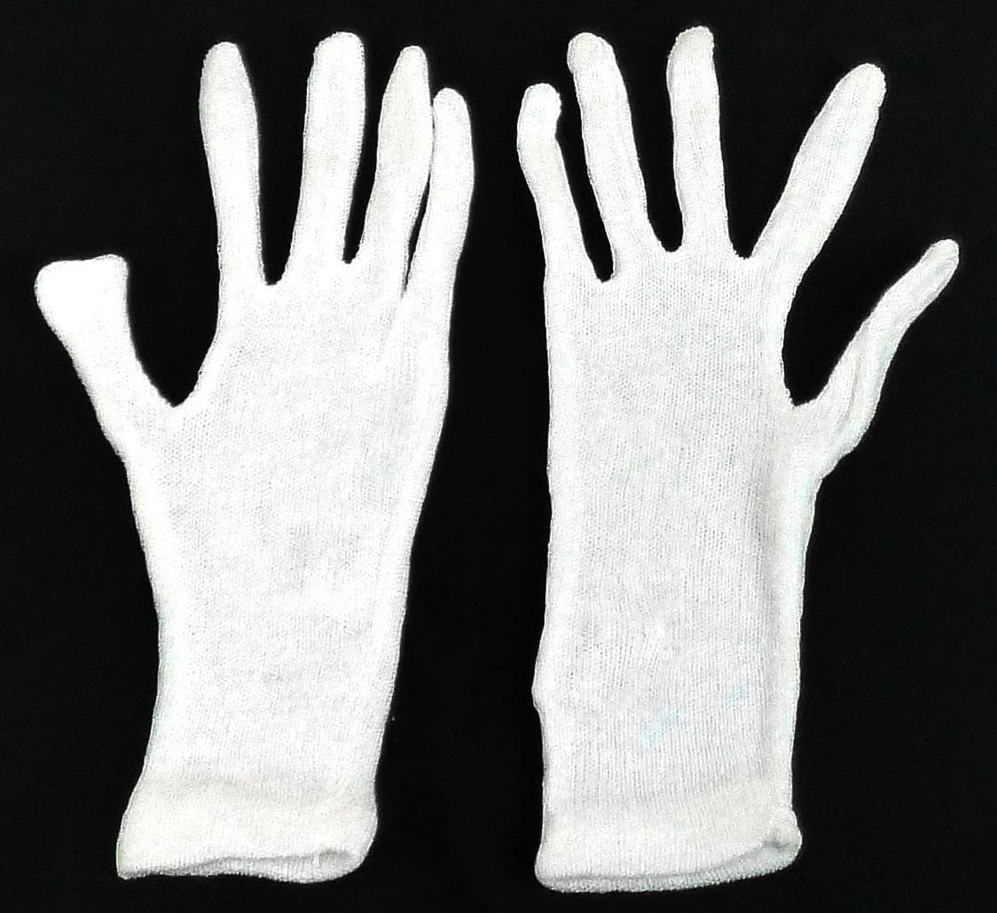 Handschuhe, sog. Baumwoll-Trikot-Handschuh, Art. BTH, in Erwachsenengröße, Foto siehe Anlage,
- als Fünffingerhandschuhe gearbeitet,
- aus ca. 0,8 mm dicken, einfarbigen Gewirken aus laut Antrag Baumwolle,
- an der Eingriffsöffnung durch Umschlagen und Festnähen gesäumt.

"Fingerhandschuhe, aus Gewirken, andere als in der Unterposition (HS) 6116 10 genannte,
 aus Baumwolle"