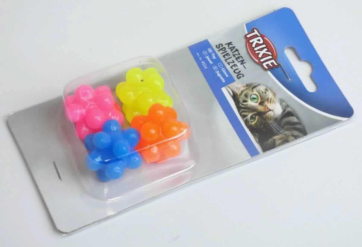 Angaben des Antragstellers:
Katzenspielzeug, Noppenbälle

Feststellungen an einem Warenmuster:
In einer Verkaufsverpackung befinden sich 4 Noppenbälle aus einem elastischen Material in verschiedenen Farben. Nach den durchgeführten Untersuchungen bestehen die Bälle aus einem nicht vulkanisiertem Kautschuk (Styrol-Butadien-Kautschuk). Aufgrund der Aufmachung liegt eine Tierspielzeug vor.

Befund:
Es liegt eine andere Ware aus nicht vulkanisiertem Kautschuk im Sinne der Unterposition (KN) 4006 9000 vor.