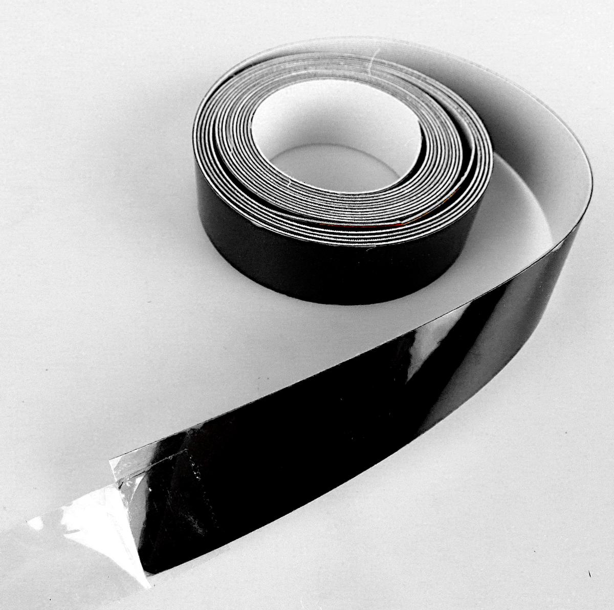 Überzogenes Gewirke, sog. elastisches Reflexband, Artikelnr. 403858-0017-0056, Foto siehe Anlage,
- in einem Polybeutel verpackt,
- als Meterware, mit einer Breite von ca. 17 mm,
- aus einem Gewirke (= Gewebe im Sinne des Kapitels 59) aus Spinnstoffen,
- mit einer reflektierenden Schicht; bestrichen mit Klebstoff und flächendeckend überdeckt mit nicht
  vollständig eingebetteten, metallisierten Mikro-Glaskugeln (mit einem Durchmesser von weniger als
  150 µm),
- das Überziehen ist mit dem bloßen Auge wahrnehmbar,
- einseitig mit einer Abdeckfolie aus Kunststoff versehen.

"Überzogenes Gewebe, anderes als in den Positionen 5901 bis 5906 genannte, beschichtet mit in
 Klebstoff eingebetteten Kügelchen mit einem Durchmesser von nicht mehr als 150 µm"