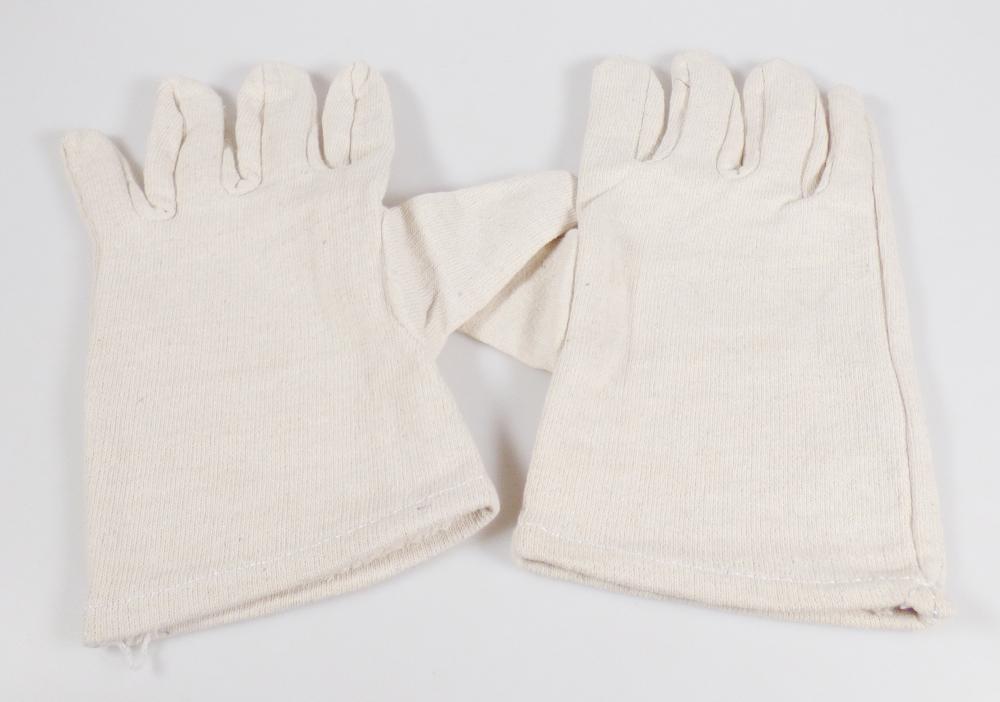 Handschuhe, sog. Baumwoll-Jersey-Handschuh, Art. BJH, in Erwachsenengröße, Foto siehe Anlage,
- als Paar in einem Polybeutel verpackt,
- als Fünffingerhandschuhe gearbeitet,
- aus ca. 1,4 mm dicken, einfarbigen, einseitig (Innenseite) gerauten Gewirken aus laut Antrag Baum-
  wolle,
- an der Eingriffsöffnung durch Umschlagen und Festnähen gesäumt.

"Fingerhandschuhe, aus Gewirken, andere als in der Unterposition (HS) 6116 10 genannte,
 aus Baumwolle"