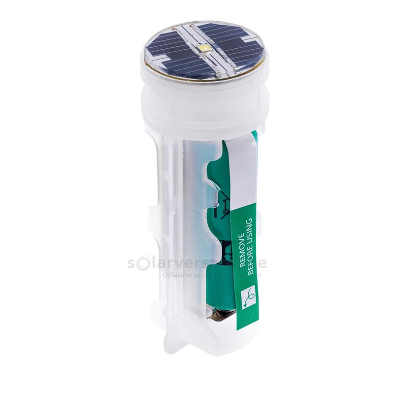 Bei der als "Elektronik für Trio Sticks Leuchte" bezeichneten Ware handelt es sich um einen ca. 85 x 34 mm (Länge x Durchmesser) großen, zylindrisch gestalteten Kunststoffträger, der an der Stirnseite mit einer LED-Lichtquelle und einem Solarmodul sowie mittig bzw. seitlich mit Elektronik und einem Akku ausgerüstet ist.

Die Ware wird in ein Edelstahlrohr eines Erdspieß-Beleuchtungskörpers eingesetzt und an der Stirnseite mit dem dazugehörigen Leuchtstab (beides nicht Gegenstand dieser vZTA-Entscheidung) verbunden.
Sie stellt sich als erkennbares und notwendiges Teil eines Beleuchtungskörpers der Unterposition (HS) 9405 41 dar; die wesentlichen Beschaffenheitsmerkmale eines fertigen Beleuchtungskörpers liegen nicht vor.

Die Ware ist als "erkennbares Teil eines Beleuchtungskörpers, anderweit weder genannt noch inbegriffen, aus Kunststoff, nicht für zivile Luftfahrzeuge" einzureihen.