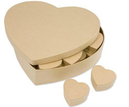 Bei dem sog. Pappschachtel-Set "Herzen" handelt es sich um 25 herzförmige Stülpdeckelschachteln aus Pappe (Abmessungen: eine Schachtel etwa: 27,0 x 25,0 x 6,5 cm und 24 Schachteln etwa: 6,5 x 5,7 x 3,2 cm). Die kleineren Schachteln sind in die große Schachtel eingelegt.

Abbildung siehe Anlage.

Derartige Waren gehören als "Schachteln aus Papier oder Pappe, andere Verpackungsmittel als in den vorgenannten Codenummern angeführte" zur Codenummer 4819 50 00 00 0 des Zolltarifs.