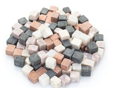 Angaben:
Marmor-Mosaik; in Würfel geschnitten mit angeschiffenen Schnittkanten; Farbe: weiß, creme, schwarz, braun und rehbraun, frostbeständig; Größe: 10 x 10 mm, Stärke: 8 mm; Verwendungszweck: Mosaik-Basteleien zur kreativen Gestaltung von z.B. Tischen, Schalen, Platten; in Aufmachung für den Einzelverkauf (Inhalt: 250 g, ca. 115 Stück).

Warenbeschaffenheit:
Musterbeutel mit weißen, schwarzen, rötlichen, marmorierten, glatten, würfelförmigen Steinchen (Abmessungen: max. ca. 1 x 1 x 1 cm).
 
Befund:
Fliesen, Würfel und dergleichen, auch in anderer als quadratischer oder rechteckiger Form, deren größte Fläche in ein Quadrat mit einer Seitenlänge von weniger als 7 cm eingeschlossen werden kann.