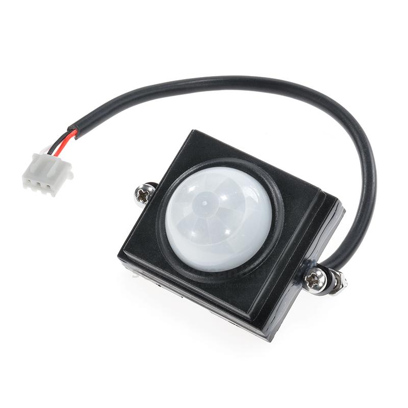 Bewegungsmelder, im Wesentlichen bestehend aus einem Kunststoffgehäuse (32 x 32 x 22 mm) mit Kunststoffkuppel, einer Platine mit einem PIR-Sensor (passiv infrarot) und weiteren Bauelementen, einem Anschlusskabel mit dreipoligem Stecker sowie zwei Montageösen mit Schrauben (siehe Abbildung in der Anlage). Der nach dem Infrarotprinzip arbeitende Sensor erfasst beim Betreten des Erfassungsbereichs die durch Personen abgegebene Wärmestrahlung und sendet das Ergebnis als ein elektrisches Signal an eine nachgeordnete Einheit (nicht Gegenstand dieser vZTA-Entscheidung). Das Gerät ist nicht zum unmittelbaren Schließen oder Unterbrechen von Stromkreisen (Schalter) geeignet.
Die Ware wird als "optisches Gerät zum Messen oder Prüfen, in Kapitel 90 anderweit weder genannt noch inbegriffen, anderes als von den Unterpositionen (KN) 9031 1000 bis 9031 4910 erfasst" eingereiht.
