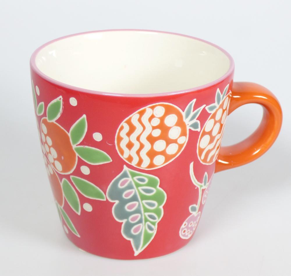 Anderes keramisches Geschirr, sog. Tasse, Artikel 49908, Foto siehe Anlage,
- glasierte, innen cremefarbene, außen rote, becherartige Tasse mit Henkel; auf der Außenseite mit
  Blatt-, Blüten- und Früchtemotiven in orange, grün, lila und beige versehen,
- in den Abmessungen: 9,4 cm (Durchmesser) x 8,8 cm (Höhe),
- keramisches Erzeugnis, nach der Formgebung gebrannt, tonmineralhaltiges Material enthaltend,
- nach dem Ergebnis der wissenschaftlichen Untersuchung handelt es sich um ein keramisches
  Erzeugnis, das weder die Merkmale von gewöhnlichem Ton, noch von Steingut, Steinzeug
  oder Porzellan aufweist; die Tasse ist damit als andere keramische Ware anzusehen.

"Anderes keramisches Geschirr (Tasse), aus anderer Keramik als Porzellan, gewöhnlicher Ton,
Steinzeug, Steingut oder feine Erden"