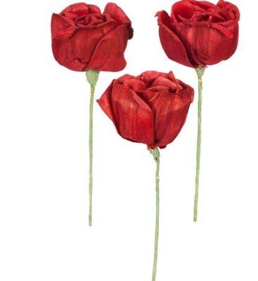Künstliche Blumen, Foto siehe Anlage,
- in Form von Nachahmungen von Rosen,
- mit Blütenblättern aus rot gefärbten Zuschnitten aus laut Antrag pflanzlichen Stoffen,
- mit einem Stiel aus mit Papier umwickeltem Metalldraht,
- durch Binden, Wickeln und Stecken in Blumenbindetechnik zusammengefügt,
- mit einer Höhe von ca. 13 cm,
- neun Stück sind als Set in einer Schachtel verpackt.

"Künstliche Blumen, aus anderen Stoffen als Kunststoff"