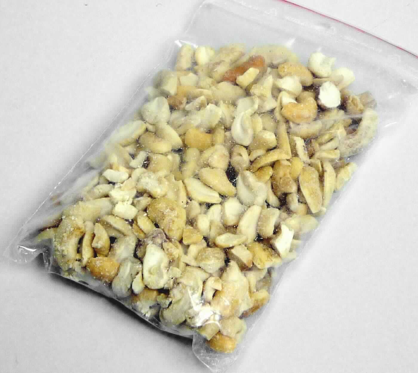 Cashewkerne, geschält und enthäutet, Bruch

Beschaffenheit des vorgelegten Warenmusters:
Bruchstücke und Hälften von geschälten, enthäuteten, beigefarbenen Cashewkernen; Geruch nussig, Cashewkernen entsprechend; Geschmack aromatisch, süßlich, Cashewkernen entsprechend.

Es ergeben sich keine Hinweise, dass die vorgelegte Warenprobe einer über Kapitel 8 der KN hinausgehenden Behandlung unterzogen wurde.

Kaschu-Nüsse, frisch oder getrocknet, ohne Schale.
