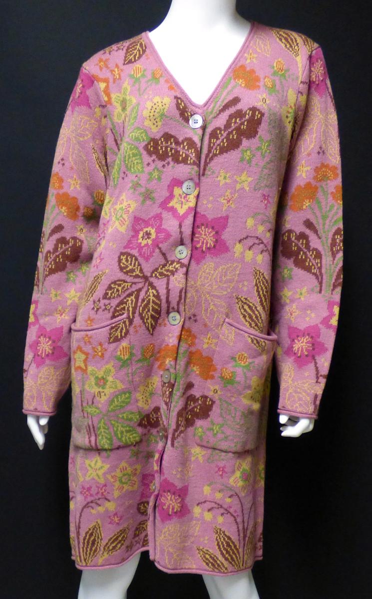 Kleidung, sog. Langstrickjacke, Artikel 51202, Größe M, Foto siehe Anlage,
- aus ca. 2,2 mm dicken, buntgewirkten Gestricken aus laut Antrag 50 % Baumwolle und 50 % Wolle,
- über den halben Oberschenkel reichend (Rückenlänge: ca. 92 cm), somit keine Strickjacke oder Jacke,
- mit einem V-förmigen Halsausschnitt, mit Blende,
- vorn mit einer durchgehenden Öffnung mit Knopfverschluss von rechts auf links, 
- mit langen Ärmeln,
- mit zwei aufgesetzten, offenen Taschen unterhalb der Taille,
- am unteren Rand und an den Ärmelenden abgepasst gestrickt,
- u. a. aufgrund der Ausstattung (großer Knopfabstand) kein Kleid,
- wird u. a. aufgrund des Materials und der Ausstattung nicht über jeder anderen Kleidung und zum
  Schutz gegen das Wetter getragen, somit kein Mantel.

"Kleidung, andere als in den Positionen 6101 bis 6113 genannte, aus Gewirken, aus Wolle"