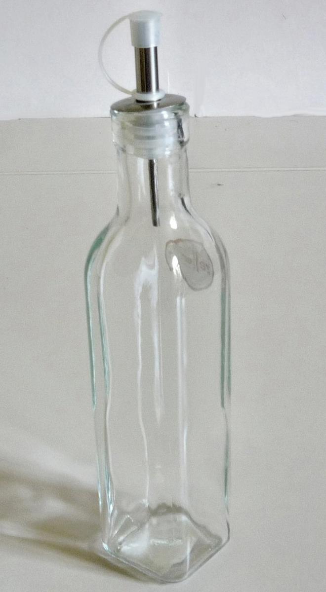 Glasware zur Verwendung bei Tisch oder in der Küche, sog. Essig-/Ölflasche, Foto siehe Anlage,
- nach den Antragsangaben:
- - flaschenförmiges Gefäß aus gewöhnlichem, mechanisch gefertigtem Glas,
- - mit einem Deckel und einer rohrförmigen Ausgießvorrichtung aus unedlem Metall; mit einer Dichtung
    und einem Verschluss aus Kunststoff versehen,
- - mit den Abmessungen: ca. 5 cm (Breite) x 5 cm (Tiefe) x 25 cm (Höhe),
- das Glas bestimmt insbesondere nach dem Umfang und seiner Bedeutung in Bezug auf die
  Verwendung den wesentlichen Charakter der Ware.

"Glasware zur Verwendung bei Tisch oder in der Küche, aus gewöhnlichem Glas, mechanisch gefertigt
 (mechanische Glasentnahme)"