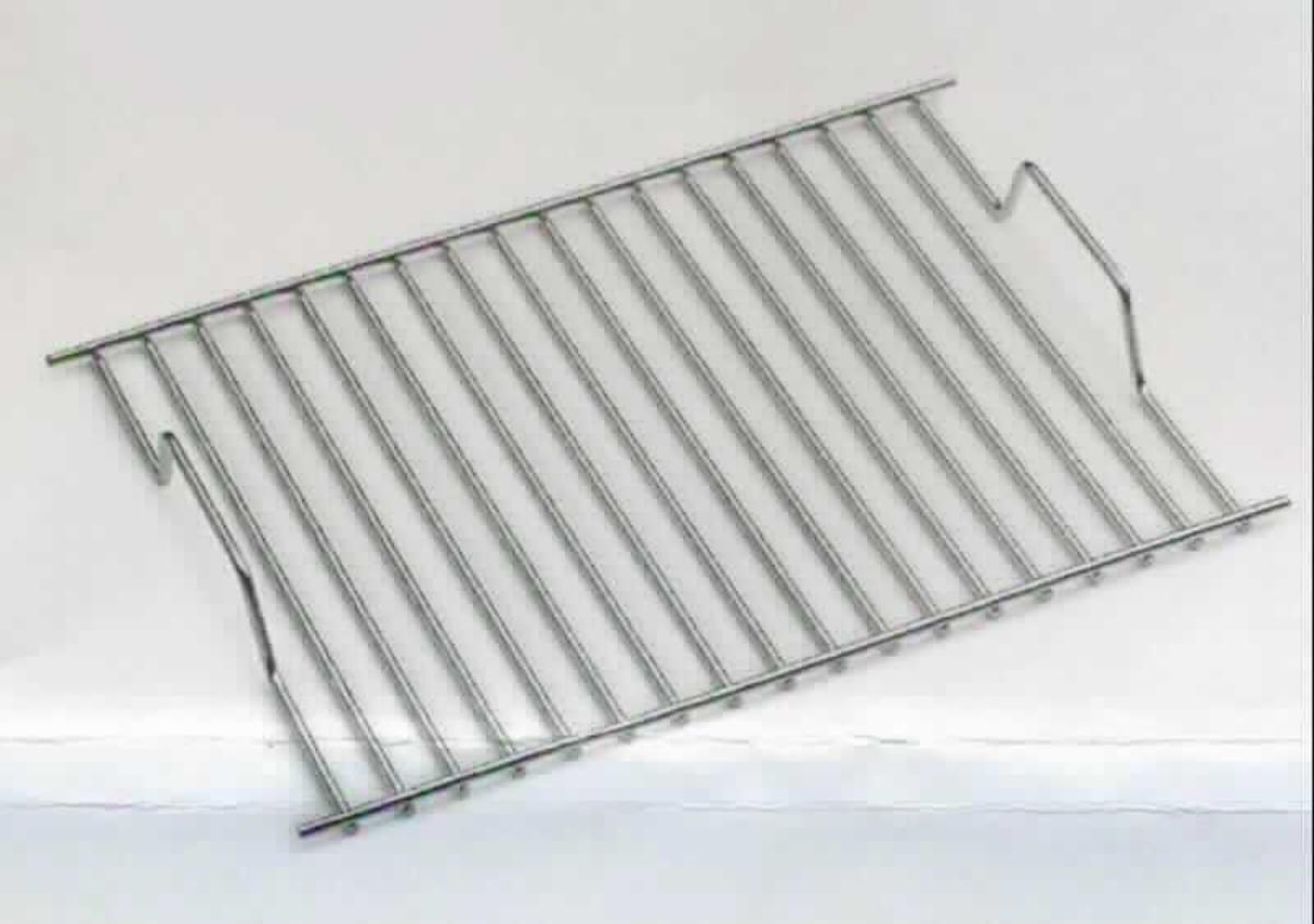 Es handelt sich um vollständig aus Stahldraht gefertigte Grillroste mit einem nahezu rechteckigen Rahmen und mit einer Grillfläche, die von 18 über die gesamte Breite verlaufenden, parallelen Drahtstreben gebildet wird. Die beiden äußersten Drahtstreben sind in ihrem mittleren Bereich griffförmig ausgearbeitet. 
Die spezifisch gearbeiteten Erzeugnisse sind dazu bestimmt, auf eine Getränkekiste aus Stahl (nicht Gegenstand dieser vZTA) aufgesetzt zu werden, um diese als Grillgerät zu nutzen. 
- Antragstellerangaben -

Abbildung siehe Anlage

Derartige Waren gehören als "Teile aus Stahl von Grillgeräten aus Stahl, für Festbrennstoffe" zum TARIC-Code 7321 9000 00.