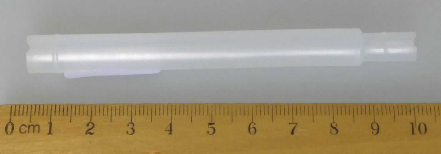 Angaben des Antragstellers:
Ansaugrohr, gerade, aus Kunststoff, für Seifenpumpen

Untersuchungsergebnisse an einem Warenmuster:
Es wurde eine transparente, nicht biegsame Hülse aus Kunststoff (Polyethylen) mit einer Länge von ca. 10 cm vorgelegt. Die Hülse weist an einem Ende zwei Einkerbungen und am anderen Ende eine Verjüngung mit zwei Einkerbungen auf. 

Befund:
Es liegt ein nicht biegsames Kunststoffrohr im Sinne der Position 3917 vor.