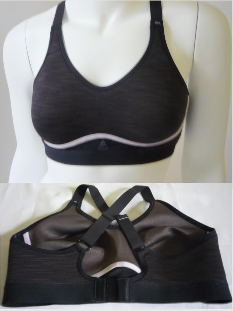 Bustier, sog. Sport BRA Zeroweight Medium, Größe XS, Artikel 130451, Foto siehe Anlage,
- an einem Kleiderbügel befestigt und in einem Polybeutel verpackt,
- aus ca. 2,4 mm dicken, buntgewirkten Abstandsgewirken aus laut Antrag 91 % Polyester und 
  9 % Elasthan (beides synthetische Chemiefasern),
- mit ca. 1,9 cm breiten, in der Länge verstellbaren, elastischen, im Rücken kreuzenden Trägern,
- im Bereich der Büste mit nicht vollständig ausgearbeiteten Büstenteilen; lediglich thermisch leicht
  konvex geformt, 
- unterhalb der Büste mit einem von innen und außen aufgenähten, kontrastfarbenen Band verstärkt,
- an den Rändern mit elastischen Bändern eingefasst,
- mit einem ca. 2,5 cm breiten, elastischen Band unterhalb der Brust,
- im Rückenteil mit einem für Büstenhalter typischen Haken- und Ösenverschluss,
- das Kleidungsstück ist nach Schnitt und Ausstattung nicht dazu bestimmt, die Einzelbüste zu stützen, zu
  formen oder zu korrigieren (somit keine Ware der Position 6212).

"Andere Kleidung (Bustier), aus Gewirken, aus Chemiefasern"