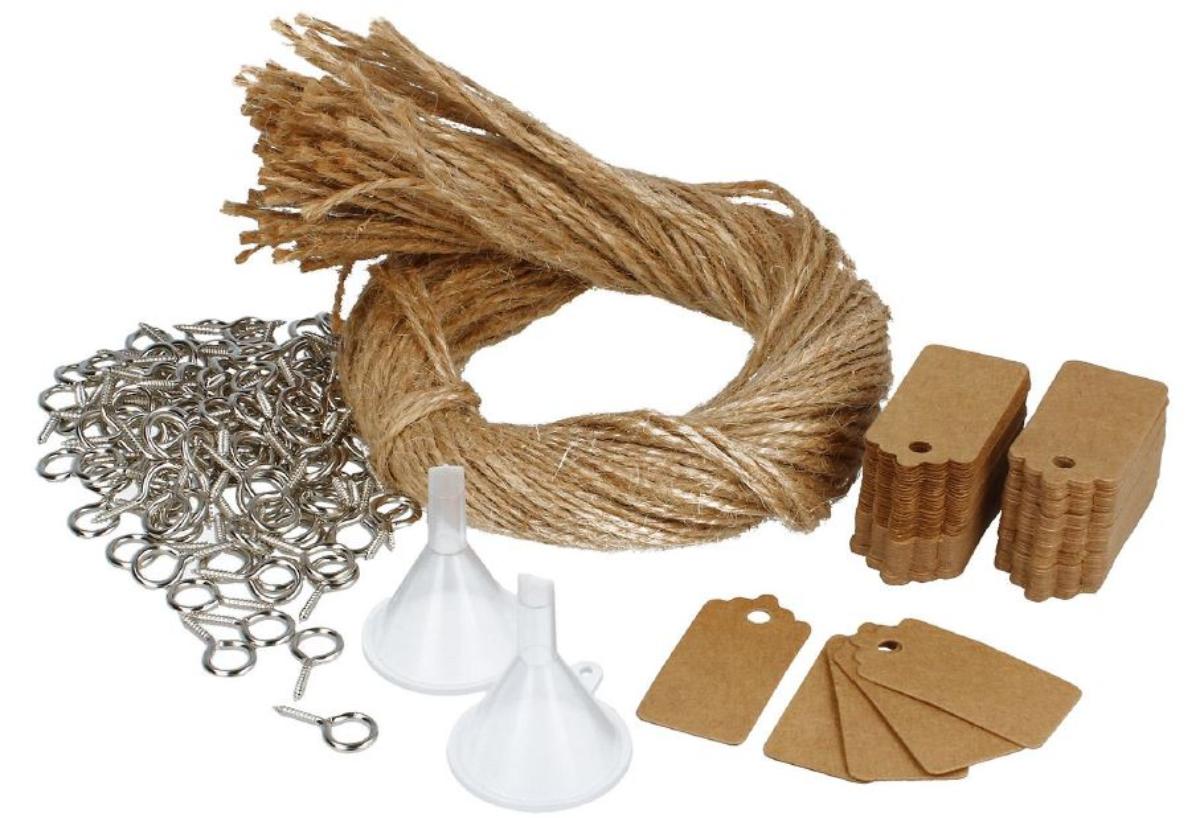 Ösenschrauben, Trichter, Garne und Etiketten sog. DIY-Zubehör, Foto siehe Anlage,
- laut Antrag gemeinsam in einer Schachtel verpackt,
- die Waren dienen weder der Befriedigung eines speziellen Bedarfs noch der Ausübung einer
  bestimmten Tätigkeit, somit keine Warenzusammenstellung im Sinne der AV 3 b); damit sind die
  Waren getrennt einzureihen,
- Ösenschrauben, sog. Ringösen:
-- 100 Stück, mit einer Länge von ca. 2 cm,
-- aus unedlem Metall (laut Antrag verchromtes Eisen), die an einem Ende ringförmig gebogen sind und
   zum anderen Ende hin ein Gewinde mit spitzem Gewindeende aufweisen,
-- zum Eindrehen in die Verschlüsse aus Kork (nicht Bestandteil dieser vZTA) vorgesehen.

"Schrauben (Ring- und Ösenschrauben) aus Stahl oder Eisen, mit Gewinde, andere als in der
 Unterposition 7318 1300 10 genannte"