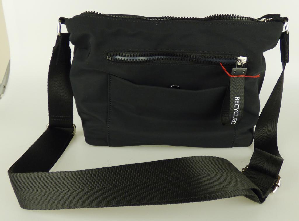 Handtasche, sog. Venice NT2356A, Foto siehe Anlage,
- mit einer Außenseite aus Spinnstoffen,
- mit einem längenverstellbaren Schultertragegurt,
- an der Vorderseite mit einem eingesetzten Reißverschlussfach und einem Einsteckfach
  mit Magnetknopfverschluss,
- mit einem entlang des oberen Randes verlaufenden Reißverschluss zu öffnen,
- gefüttert; innen mit einem aufgesetzten, offenen Einsteckfach sowie einem eingesetzten
  Reißverschlussfach ausgestattet,
- in den Abmessungen von ca. 29 cm (Breite) x 20 cm (Höhe) x 10 cm (Tiefe),
- laut Antrag nicht handgearbeitet,
- Handtasche, da aufgrund der Form, der Größe und des Gesamteindrucks in erster Linie dazu
  geeignet, kleinere, persönliche Gegenstände aufzunehmen.

"Handtasche, mit Außenseite aus Spinnstoffen, nicht handgearbeitet"