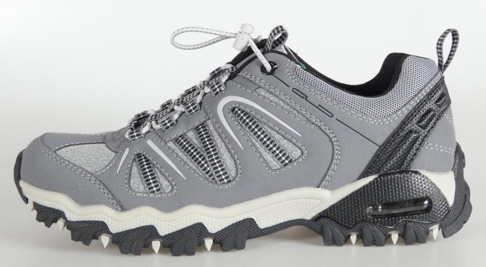 Halbschuhe, Größe 37, Foto siehe Anlage,
- mit Laufsohlen aus laut Antrag Kunststoff,
- mit Oberteil aus Spinnstoffen (den größten Teil der Außenfläche bildend) und Kunststoff (Spinn-
  stoff mit einer mit bloßem Auge wahrnehmbaren Außenschicht aus Kunststoff),
- auf das Oberteil sind großflächig Verstärkungsteile aus Kunststoff und Spinnstoff aufgesetzt,
- über dem Spann mit einer elastischen Kordel mit Kordelstopper, teilweise mit Ösen aus 
  unedlem Metall,
- an der Lasche und im Bereich der Ferse mit einer Anziehhilfe,
- erfüllt nicht die Bedingungen zur Einreihung als trainingsschuhähnlicher Schuh, somit keine
  Ware der Unterposition (KN) 6404 1100.

"Schuhe mit Laufsohlen aus Kunststoff und Oberteil aus Spinnstoffen, andere als in den Unter-
 positionen (KN) 6404 1100 bis 6404 1910 genannte"