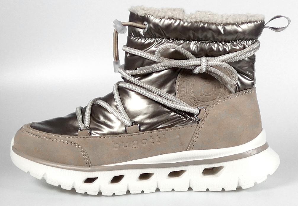 Stiefel, Größe 37, Foto siehe Anlage,
- mit Laufsohlen aus laut Antrag Kunststoff,
- mit Oberteil aus Kunststoff (Spinnstoffen mit einer mit bloßem Auge wahrnehmbaren Außen-
  schicht aus Kunststoff),
- auf das Oberteil ist ein Verstärkungsteil aus Spinnstoff aufgesetzt,
- mit einer Schnürvorrichtung mit Ösen aus unedlem Metall,
- im Bereich der Ferse mit einer Anziehhilfe,
- seitlich mit einem Firmenlogo verziert,
- den Knöchel bedeckend,
- ohne Metallschutz in der Vorderkappe,
- mit Plüschgewirke gefüttert.

"Schuhe, andere als in der Position 6401 genannte, mit Laufsohlen und Oberteil aus Kunststoff,
 andere als in den Unterpositionen (KN) 6402 1210 bis 6402 2000 genannte, den Knöchel
 bedeckend, andere als in der Unterposition (KN) 6402 9110 genannte"