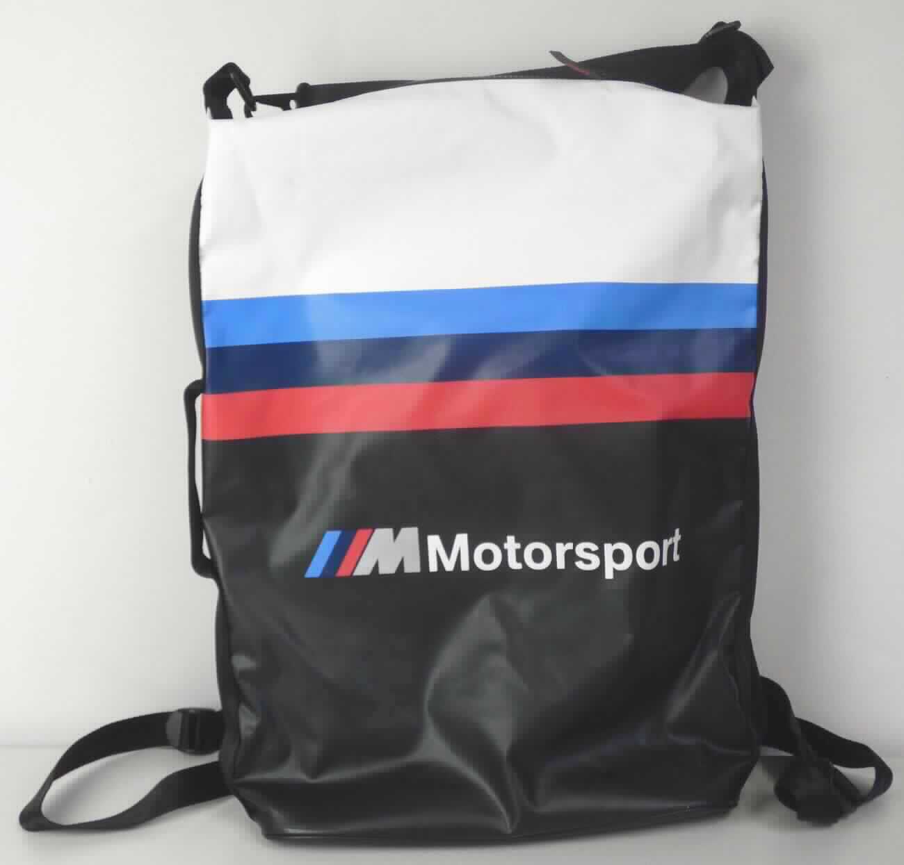 Rucksack, sog. Backpack, Black/White, Art. 80 22 2 461 146, Foto siehe Anlage, 
- mit einer Außenseite aus Kunststofffolie; im Bereich der Rückseite mit einer aufgenähten Polsterung mit einer
  Außenseite aus Spinnstoffen,  
- mit zwei verstellbaren, gepolsterten Rückentragegurten mit Handtragegriff und einem weiteren, verstellbaren
  Handtragegriff, 
- an beiden Schmalseiten mit eingesetzten Fächern mit Reißverschluss (eines davon gepolstert und zur Aufnahme
  z. B. eines Notebooks geeignet), 
- am oberen Rand mit einem Reißverschluss, 
- - innen mit einem großen, offenen Einsteckfach und zwei kleinen Einsteckfächern (eines davon mit
    Reißverschluss) ausgestattet; gefüttert, 
- in den Abmessungen: ca. 31 cm (Breite) x 47,5 cm (Höhe) x 13 cm (Tiefe).

"Rucksack, mit Außenseite aus Kunststofffolien"