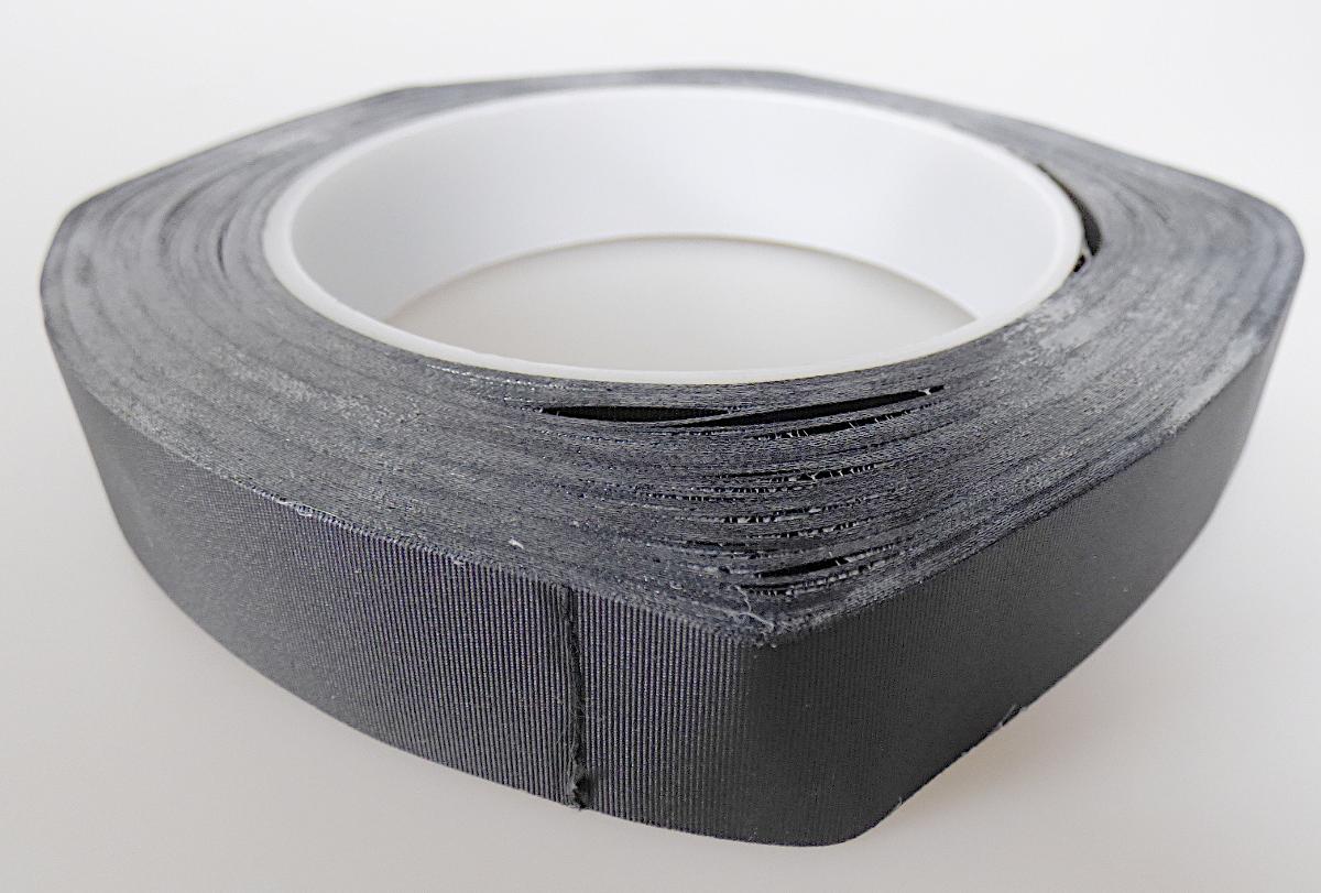 Kautschutiertes Gewebe, Foto siehe Anlage,
- in einem Polybeutel verpackt,
- als Meterware, mit einer Breite von ca. 2 cm,
- aus einem Gewebe aus Spinnstoffen,
- auf der Rückseite mit einem Klebstoff aus laut Antrag Kautschuk überzogen,
- mit einem Quadratmetergewicht von augenscheinlich weniger als 1500 g, u. a. somit keine Ware
  der Position 3919.

"Kautschutiertes Gewebe, anderes als solche der Position 5902, Klebeband, mit einer Breite von
 weniger als 20 cm"