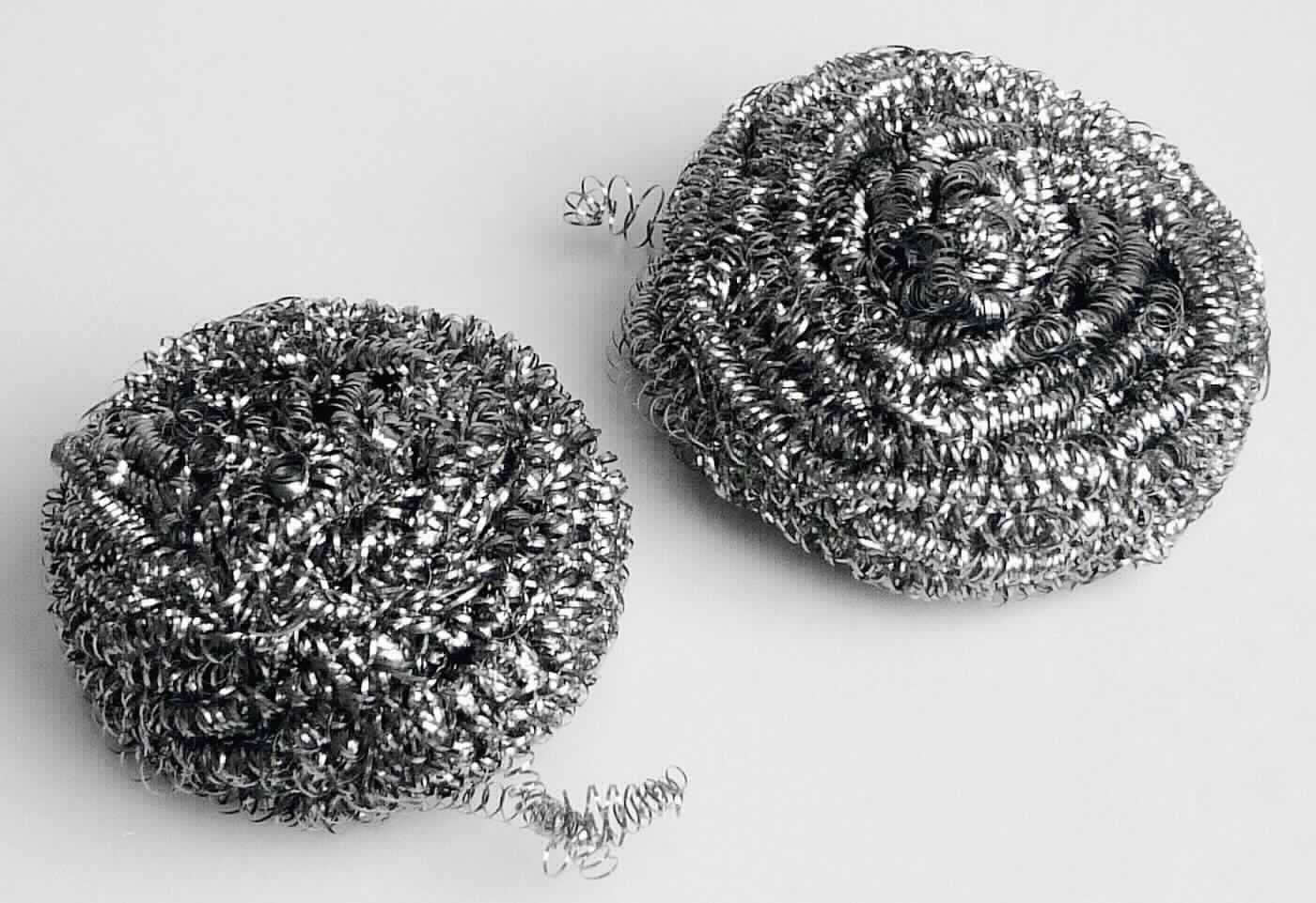 Edelstahlspiral-Schwamm

Bei der Ware handelt es sich um ein Knäuel aus spiralförmig ineinander verwickelter Drähte aus nichtrostendem Stahl (18/0). Die Ware ist zum Einzelverkauf aufgemacht. Sie wird in Kunststoffbeuteln mit zwei Knäueln gehandelt.
Den Angaben nach wird die Ware zur Reinigung von Töpfen, Backöfen o.ä. verwendet.

Die Ware wird nach ihrer stofflichen Beschaffenheit als Haushaltsartikel, Eisen- oder Stahlwolle; Schwämme, Putzlappen, Handschuhe und ähnliche Waren, zum Scheuern, Polieren oder dergleichen in die Codenummer 7223 1000 00 0 der Kombinierten Nomenklatur eingereiht.