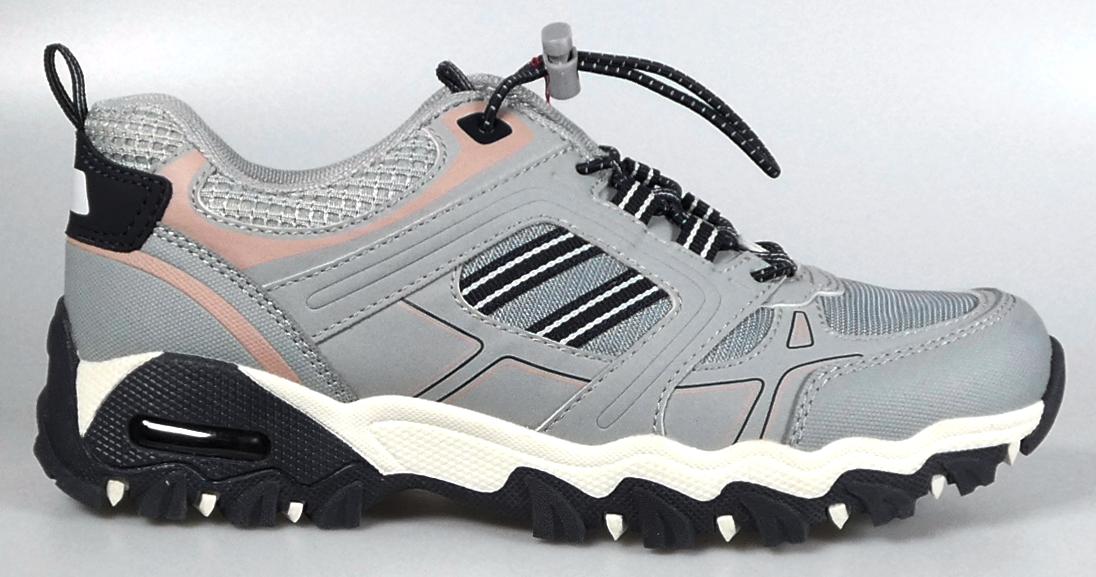 Halbschuhe, Größe 37, Foto siehe Anlage,
- mit Laufsohlen aus laut Antrag Kunststoff,
- mit Oberteil aus Spinnstoffen,
- auf das Oberteil sind großflächig Verstärkungsteile aus Kunststoff (Spinnstoff mit einer mit 
  bloßem Auge wahrnehmbaren Außenschicht aus Kunststoff) und Spinnstoffen aufgesetzt,
- über dem Spann mit einer elastischen Kordel mit Kordelstopper, teilweise mit Schlaufen aus 
  gewebten Bändern aus Spinnstoffen,
- im Bereich der Ferse und der Lasche mit einer Anziehhilfe.

"Schuhe mit Laufsohlen aus Kunststoff und Oberteil aus Spinnstoffen, andere als in den 
 Unterpositionen (KN) 6404 1100 bis 6404 1910 genannte"