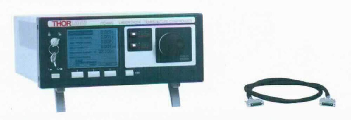 Sog. Combined Laser Diode and TEC Controller,  Artikel: ITC4001, ITC4002QCL, ITC4005, ITC4005QCL und ITC4020,  
- aus einer mit aktiven und passiven Bauelementen bestücken gedruckten Schaltung, in einem Gehäuse mit
  Anzeigedisplay, Bedienelementen (u.a. Tasten- und Drehschalter) und elektrischen Ein- und Ausgängen, 
- zur Ansteuerung (in analoger oder gepulster Modulation) einer Laserdiode (nicht Gegenstand dieser 
  vZTA-Entscheidung) im Konstantstrommodus,
- zur Temperaturreglung, mit Überstromschutz,
- speicherprogrammierbar,
- für eine Spannung von unter 1000 V,
- Die Steuerungsfunktion bildet die kennzeichnende Haupttätigkeit. 

Das Erzeugnis ist als "Konsole/Pult, mit mehreren Geräten der Position 8536 ausgerüstet, zum elektrischen Schalten und Steuern, einschließlich solcher mit eingebauten Instrumenten oder Geräten des Kapitels 90, keine Vermittlungseinrichtung der Pos. 8517, für eine Spannung von 1.000 V oder weniger, speicherprogrammierbare Steuerung, nicht für bestimmte Luftfahrzeuge, nicht von den TARIC-Unterpositionen 8537 1091 50 bis 8537 1091 70 erfasst" einzureihen.

Anlage: 1 beispielhafte Abbildung