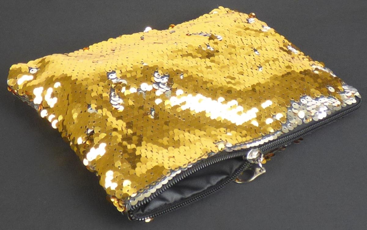 Dreiteilige Zusammenstellung, bestehend aus einer Reißverschlusstasche (sog. Kosmetiktasche),
einem darin verpackten Duschgel sowie einer ebenfalls darin verpackten Hand- und Nagelcreme,
sog. Badeset Winter Magic, Fotos siehe Anlage,
- keine Warenzusammenstellung im Sinne der AV 3 b), da die Waren nicht zur Befriedigung eines
  speziellen Bedarfs oder zur Ausübung einer bestimmten Tätigkeit zusammengestellt worden sind,
- die Reißverschlusstasche stellt sich weder als im Sinne der AV 5 a) zur Aufnahme des Duschgels
  und der Creme besonders gestaltet oder hergerichtet noch als eine zur Verpackung dieser Waren
  übliches Behältnis im Sinne der AV 5 b) dar (damit getrennte Einreihung),
- Duschgel:
- - viskose, hellrosafarbene, klare, blumig duftende, mit Wasser schäumende Flüssigkeit,
- - Zusammensetzung: Aqua (Water), Sodium Laureth Sulfate, Sodium Chloride,
    Cocamide Methyl MEA, Cocamidopropyl Betaine, Phenoxyethanol, Benzyl Alcohol,
    Parfum (Fragrance), Limonene, Glycerin, Disodium EDTA, Benzoic Acid, Sorbic Acid,
    Citric Acid, CI 14700 (FD&C Red No. 4), CI 19140 (FD&C Yellow No. 5),
- - verpackt in einer 200 ml-Kunststofftube.

"Organische, grenzflächenaktive Zubereitung zum Waschen der Haut, in Form einer Flüssigkeit
 oder Creme, in Aufmachung für den Einzelverkauf"