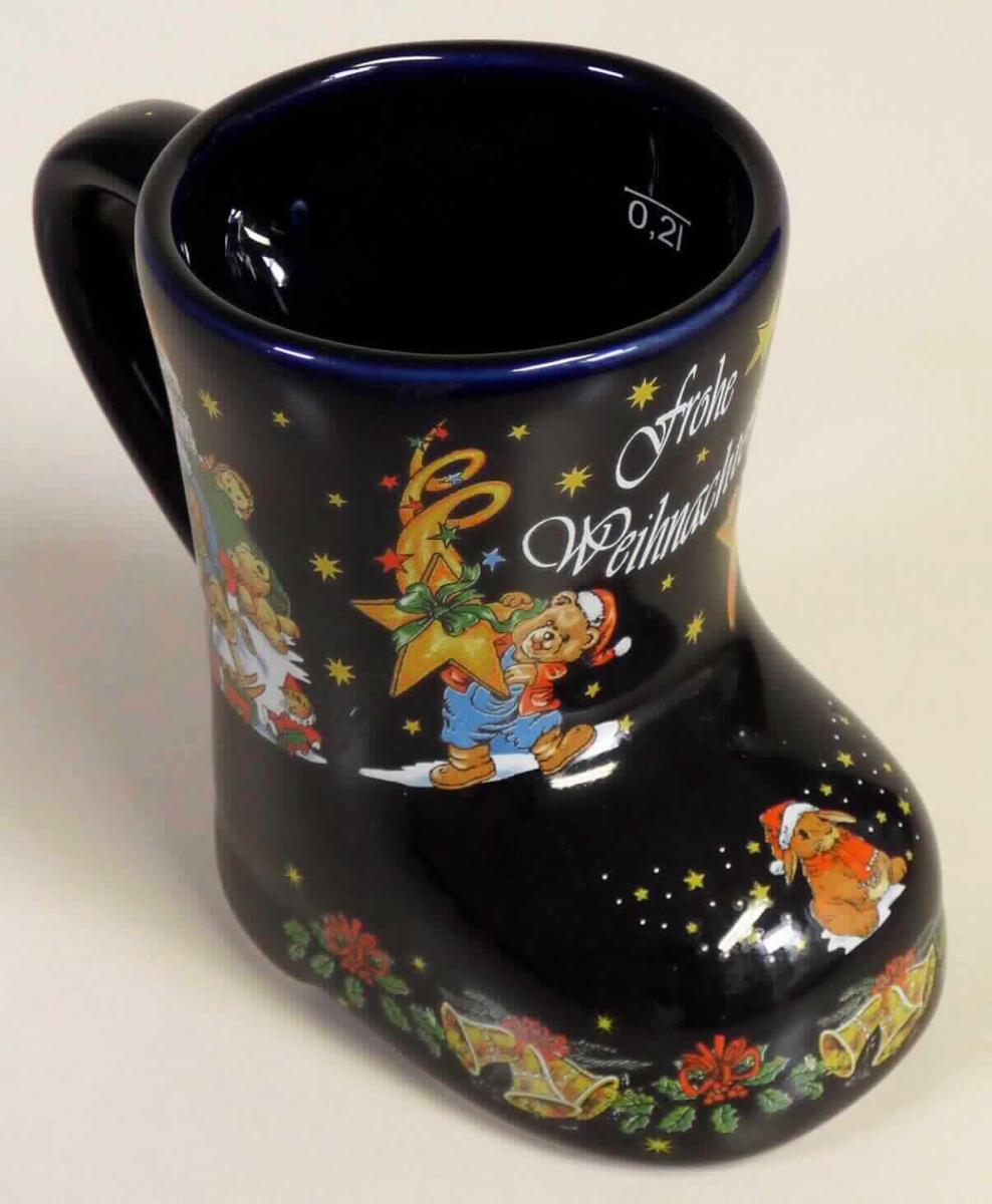 Keramisches Geschirr, sog. Sammler Artikel "Nikolaus Stiefel", Foto siehe Anlage,
- dunkelblauer, glasierter Becher mit Henkel in Form eines Stiefels,
- außen mit mehreren Nikolausmotiven und weißer Aufschrift "Frohe Weihnachten",
- mit einem Füllstrich versehen (0,2 l),
- mit einer Länge von 13 cm, einer Breite von 7,5 cm und einer Höhe von 9,5 cm,
- keramisches Erzeugnis; nach der Formgebung gebrannt; tonmineralhaltiges Material 
  enthaltend, 
- - nach dem Ergebnis der wissenschaftlichen Untersuchung handelt es sich bei der Keramik 
   weder um Porzellan noch um gewöhnlichen Ton, Steinzeug, Steingut oder feine Erden; der 
   Becher ist damit als Geschirr aus "anderer Keramik" anzusehen,
- die Form sowie die Motive auf der Außenseite beeinträchtigen den Gebrauchswert der Tasse 
  nicht (derartige Tassen werden z. B. als sog. Glühweinstiefel auf Weihnachtsmärkten zum Trinken
  von Glühwein verwendet); somit keine Einreihung als Ziergegenstand der Position 6913,
- kein Weihnachtsartikel der Position 9505, da die Ware einen Gebrauchswert hat.

"Keramisches Geschirr (Tasse), aus anderer Keramik als Porzellan, gewöhnlicher Ton, Steinzeug, Steingut
 oder feine Erden"