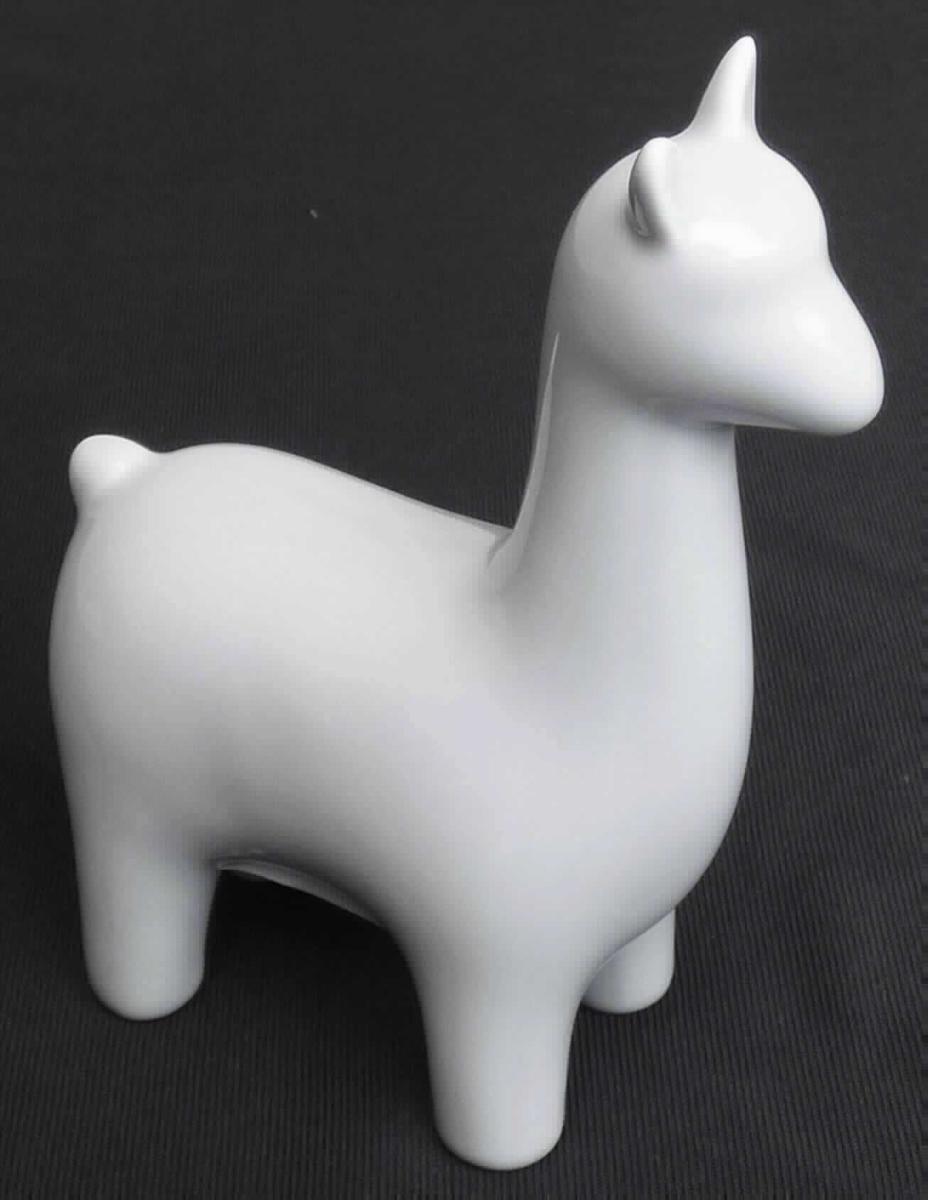 Keramischer Ziergegenstand, sog. Dekorationsartikel, Foto siehe Anlage,
- in Form eines Lamas mit einer Höhe von 13 cm, 
- glasiert, innen hohl,
- keramisches Erzeugnis; nach der Formgebung gebrannt; tonmineralhaltiges Material enthaltend,
- nach dem Ergebnis der wissenschaftlichen Untersuchung aus Porzellan,
- ohne Hinweise auf Handarbeit, 
- keine Ware der Position 6912, da der Artikel keinen tatsächlichen Gebrauchswert hat. 

"Keramischer Ziergegenstand, aus Porzellan, nicht handgearbeitet"