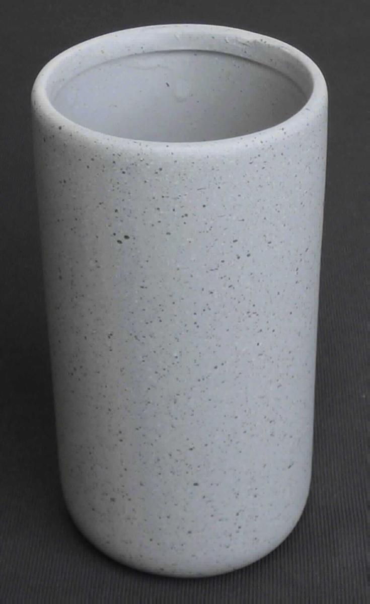 Keramischer Toilettengegenstand, Foto siehe Anlage,
- zylinderförmiger, glasierter Zahnputzbecher, 
- mit einem Durchmesser von 6,2 cm und einer Höhe von 12 cm, 
- keramisches Erzeugnis, nach der Formgebung gebrannt, tonmineralhaltiges Material enthaltend, 
- nach dem Ergebnis der wissenschaftlichen Untersuchung aus Steingut,
- zur Verwendung als Zahnputzbecher im Badezimmer bestimmt.

"Keramischer Toilettengegenstand, aus Steingut"