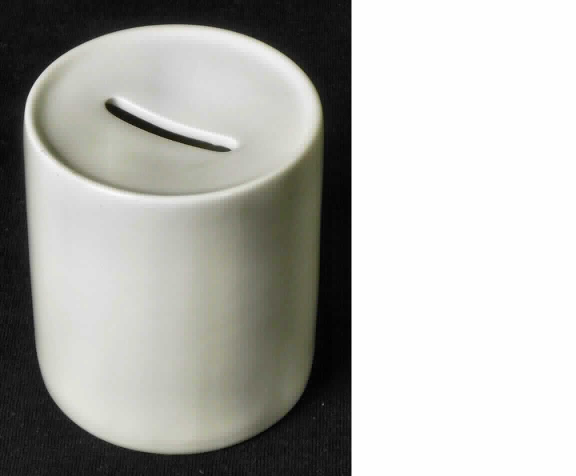 Keramischer Ziergegenstand, Spardose (ein Warenmuster wurde nicht vorgelegt, die Einreihung erfolgt anhand 
der Antragsangaben), Abbildung siehe Anlage, 
- weiße, glasierte, zylindrische Spardose, 
- mit einem Durchmesser von ca. 8,2 cm und einer Höhe von ca. 9,5 cm, 
- mit einem Schlitz auf der Oberseite zum Einwerfen von Münzen und einer mit einem Pfropfen aus Kunststoff 
  verschlossenen runden Öffnung auf der Unterseite zur Entnahme der Münzen, 
- keramisches Erzeugnis, nach der Formgebung gebrannt, tonmineralhaltiges Material enthaltend, 
- aus Porzellan, 
- keine Hinweise auf Handarbeit.

"Keramischer Ziergegenstand (Spardose), aus Porzellan, nicht handgearbeitet"