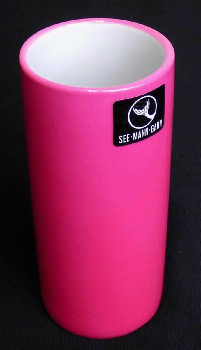 Keramischer Toilettengegenstand (Zahnputzbecher), Foto siehe Anlage, 
- glasierter, zylinderförmiger Zahnputzbecher,
- mit den Farben Pink (408), Blau (700), Maigrün (625),
- mit einem Durchmesser von ca. 5,3 cm und einer Höhe von ca. 11,9 cm, 
- keramisches Erzeugnis, nach der Formgebung gebrannt, tonmineralhaltiges Material enthaltend, 
- laut Antrag aus Porzellan,
- zur Verwendung als Zahnputzbecher im Badezimmer bestimmt,
- in einem Pappkarton mit Luftpolsterfolie aufgemacht.

"Keramischer Toilettengegenstand, aus Porzellan"