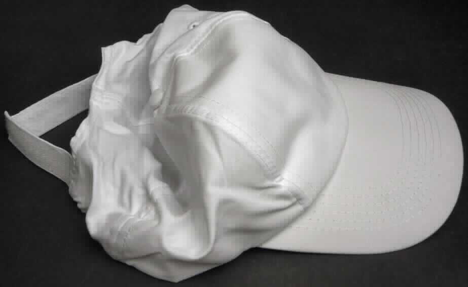 Kopfbedeckung (Mütze), sog. 5-Panel Basecap (ein Warenmuster wurde nicht vorgelegt, die Einreihung erfolgt anhand der Antragsangaben), Abbildung siehe Anlage, 
- durch Zusammennähen von Stücken aus Geweben aus Spinnstofferzeugnissen annähernd der Kopfform 
  entsprechend hergestellt, 
- mit Schirm,
- am Hinterkopf mit einem verstellbaren Band aus Spinnstoff mit Klettverschluss als Verengungsvorrichtung,
- innen mit einem eingenähten Schweißband ausgestattet.

"Kopfbedeckung, aus mehreren Stücken von Spinnstofferzeugnissen hergestellt, Mütze mit Schirm"