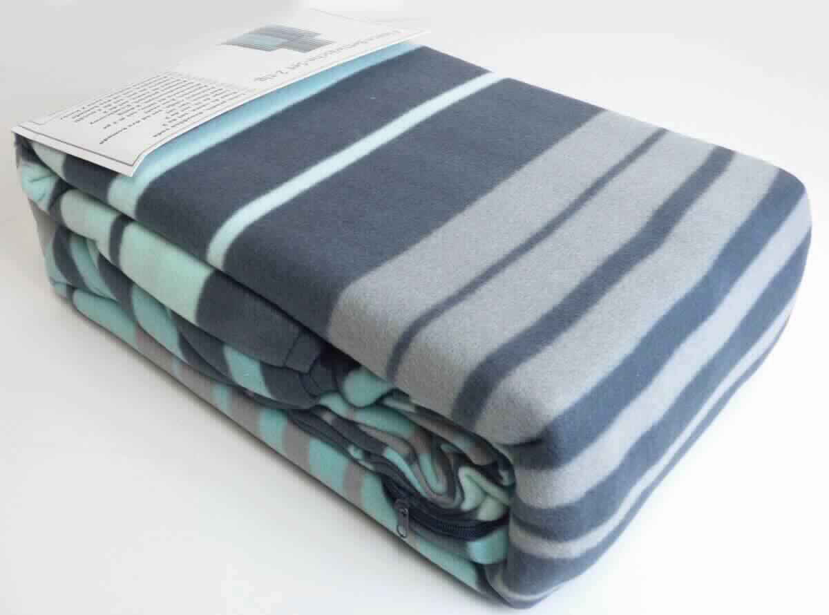 Bettwäsche, sog. Fleece Bettwäsche Set Tinnura, Art: 637323, Foto siehe Anlage,
- gemeinsam in einem Polybeutel mit bedrucktem Pappeinleger verpackt,
- Zusammenstellung, bestehend aus einem laut Antrag ca. 138 cm x 200 cm großen Deckbett- und einem 
  ca. 80 cm x 80 cm großen Kopfkissenbezug,
- aus ca. 0,7 mm dicken, bedruckten, einseitig (Außenseite) gerauten Gewirken aus laut Antrag 100 % Polyester 
  (synthetische Chemiefasern),
- an einer Seite mit Öffnung mit Reißverschluss zum Einstecken einer Kissenfüllung, mit einem Schieber
  ohne Verriegelungsstift versehen,
- durch Zusammennähen konfektioniert,
- wird üblicherweise gewaschen und kennzeichnet sich nach Verwendungszweck und Materialbeschaffenheit
  als Bettwäsche.

"Bettwäsche, aus Spinnstoffen, aus Gewirken"