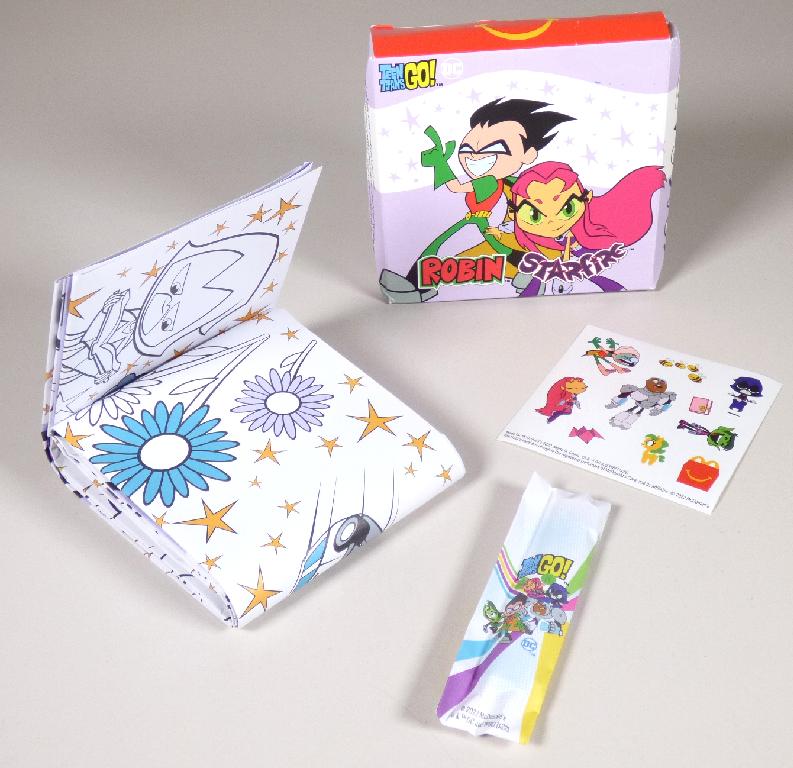 Es handelt sich um eine Zusammenstellung (Mc Donald`s - Teen Titans Go - 2022, Motiv: Robin und Starfire) der nachfolgend beschriebenen Waren, die gemeinsam in einer mit Produktinformationen bedruckten Pappschachtel verpackt sind:

1. Ein Druckerzeugnis in Form eines rechteckigen Zuschnitts aus Papier (Abmessungen etwa 48,0 x 70,5 cm). Der Zuschnitt ist beidseitig im Wesentlichen mit kindgerechten Bilderrätseln (z. B. Unterschiede finden, Labyrinth) und einem Spiel (Drei gewinnt) bedruckt.

2. Zwei beidseitig angespitzte Buntstifte (Länge etwa 8,7 cm), die gemeinsam in einem Umschlag aus Papier verpackt sind.

3. Ein Stickerbogen (Abmessungen: 7,6 x 7,6 cm) (Ware mit geringem Wert).

Abbildung siehe Anlage.

Derartige Waren gehören als "andere Drucke, andere als solche der vorgenannten Codenummern" zur Codenummer 4911 99 00 00 0 des Zolltarifs, da es sich um eine Warenzusammenstellung in Aufmachung für den Einzelverkauf handelt, deren wesentlicher Charakter nach dem Wert und der Bedeutung für die Verwendung durch das unter 1. beschriebene Druckerzeugnis bestimmt wird.