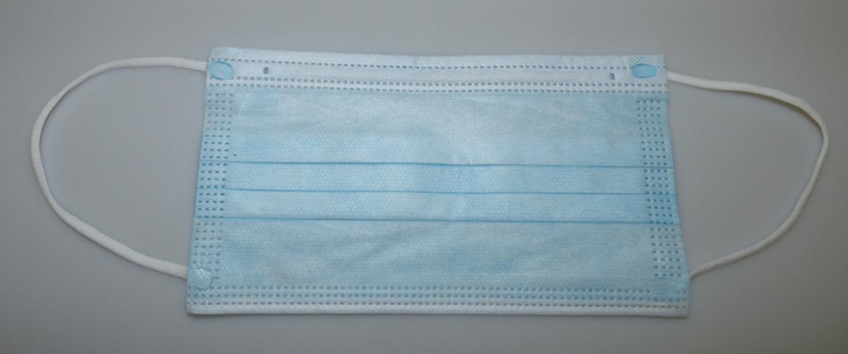 Gesichtschutzmaske, sog. Mund- und Nasenschutz, Artikelnummer: MNS0412, Foto siehe Anlage,
- rechteckig, in den Abmessungen (L x B) von ca. 17,5 cm x 9,6 cm,
- dreilagig gearbeitet; aus unterschiedlich strukturierten Vliesstoffen der Position 5603 aus Spinnstoffen, 
- im Nasenbereich zur Unterstützung der optimalen Anpassung mit einem eingearbeiteten Streifen
  aus augenscheinlich Kunststoff ausgestattet, in dem ein Draht aus augenscheinlich unedlem Metall
  eingelassen ist,
- an den Seiten mit elastischen Bändern aus Rundgewirken zur Befestigung am Kopf ausgestattet,
- in Falten gelegt und an den Rändern thermisch verfestigt,
- durch Zusammenfügen konfektioniert,
- laut Antrag Einwegmaske gemäß Norm EN 14683 Typ II R.

"Andere konfektionierte Ware (Gesichtsschutzmaske), aus Spinnstoffen, aus Vliesstoffen, andere als
in den Unterpositionen 6307 9093 11 bis 6307 9093 90 genannte, medizinische Gesichtsmaske gemäß  
EN 14683"