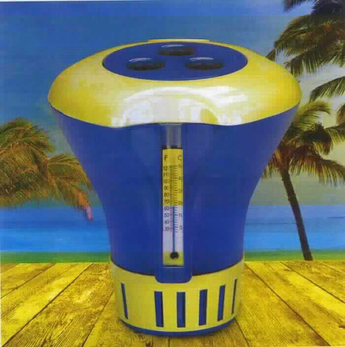 Sog. Poolthermometer mit Dosierschwimmer, in Form einer zusammengesetzten Ware im Wesentlichen bestehend aus:

- einem trichterförmigen Gehäuse aus PVC mit einer Höhe von 18 cm und einem Durchmesser von 17 cm, zur Aufnahme von Chemikalien in Tablettenform und zur gleichmäßigen Abgabe in das Badewasser eines Schwimmbeckens mittels der durch Einstellring manuell verstellbaren Dosierschlitze sowie 
- einem seitlich fest am Gehäuse angebrachten Flüssigkeitsthermometer mit einer Skala von 26 °F bis 122 °F bzw. -4 °C bis 50 °C, zum Anzeigen der Wassertemperatur im Schwimmbecken.

Zur äußeren Form siehe Abbildung in der Anlage.

Da die Ware gleichermaßen als Schwimmdosierer und als Schwimmthermometer dient, ist sie in die zuletzt genannte Position der gleichermaßen in Betracht kommenden Positionen einzureihen.

Das Erzeugnis ist in einem Pappkarton verpackt und ist als "Thermometer, nicht mit anderen Instrumenten kombiniert, unmittelbar ablesbar und flüssigkeitsgefüllt, andere als in den Unterpositionen (TARIC) 9025 1120 00 bis 9025 1180 10 genannt" einzureihen.