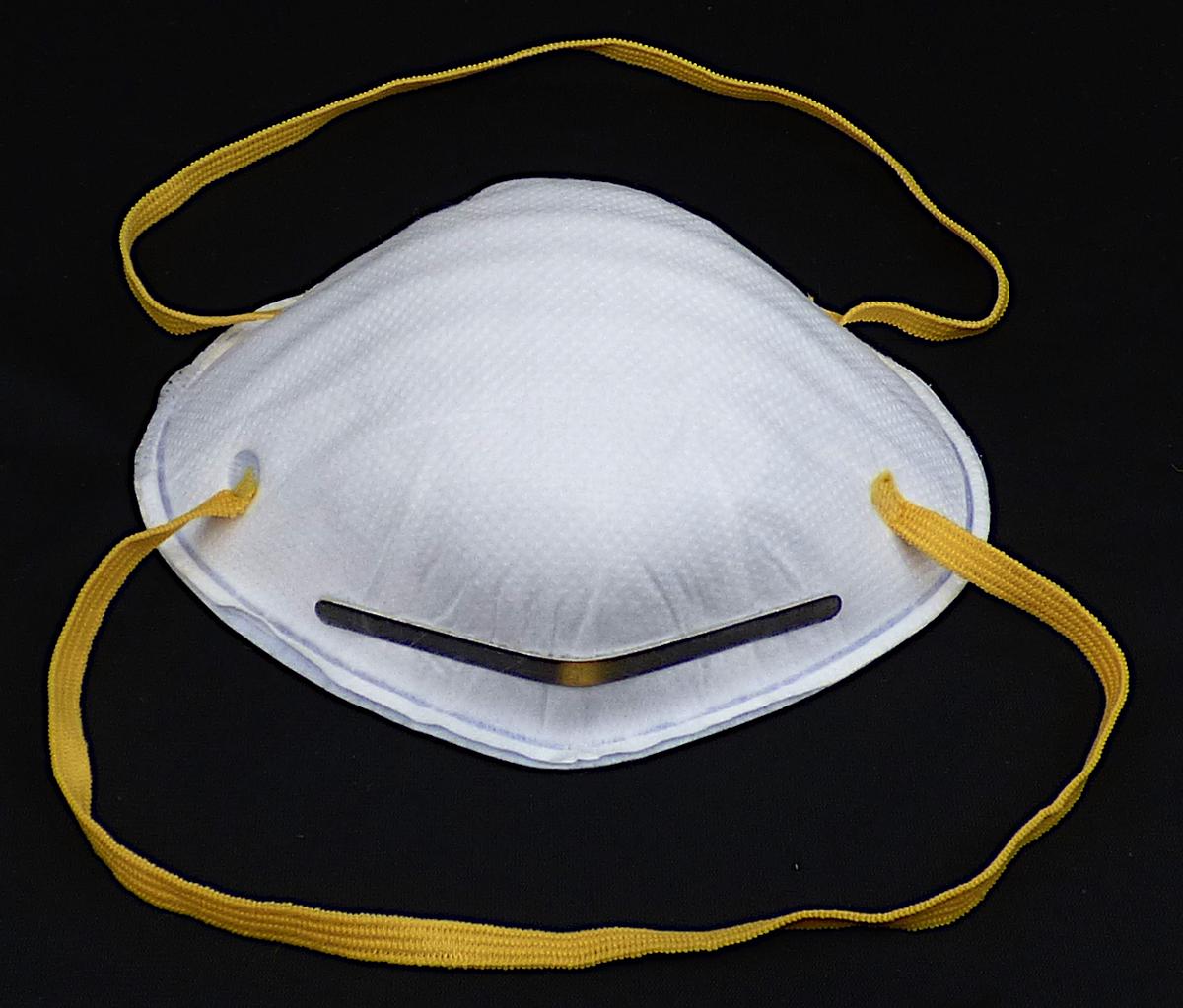 Gesichtsschutzmasken, sog. Feinstaubmaske FFP1, NR, Art. FMP1, Foto siehe Anlage,
- dem Mund- und Nasenbereich angepasst gearbeitet,
- dreilagig, aus unterschiedlich strukturierten Vliesstoffen der Position 5603 aus Spinnstoffen,
- im Nasenbereich am Rand auf der Innenseite mit einem Streifen aus Schaumkunststoff gepolstert und
  auf der Außenseite mit einem Streifen aus augenscheinlich unedlem Metall zur optimalen Anpassung an
  den Mund- und Nasenbereich ausgestattet,
- an den Seiten mit elastischen Bändern zur Befestigung am Kopf ausgestattet,
- an allen Rändern thermisch verfestigt,
- durch Zusammenfügen konfektioniert,
- laut Antrag filtrierende Halbmaske FFP 1 der Norm EN149 entsprechend, somit keine Ware der
  Unterposition 6307 9098 99.

"Andere konfektionierte Ware (Gesichtsschutzmaske), aus Spinnstoffen, aus Vliesstoffen, filtrierende
 Halbmaske (FFP) gemäß EN 149, andere als in den Unterpositionen 6307 9093 11 und 6307 9093 19
 genannte"