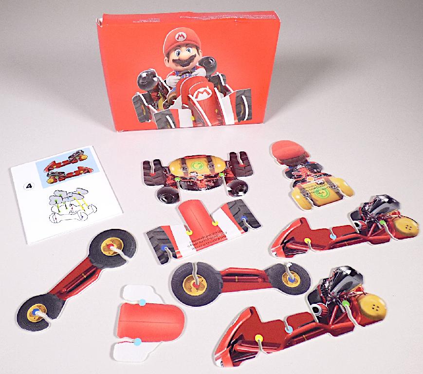 Spielzeug in Form eines Bausatzes, sog. "Mc Donald´s - Super Mario - 2022", Motiv "Mario Kart"
- aus farbig bedruckter Pappe zum Zusammenstecken, 8-teilig
- Mario in seinem Kart darstellend
- zusammengebaut ca. 13 x 10 x 10,5 cm groß
- die Einzelteile sind alleine nicht zum Spielen geeignet und sinnvoll aufeinander abgestimmt
- dient der spielerischen Unterhaltung von Kindern
- mit einer Bauanleitung in einer bunt bedruckten Pappschachtel für den Einzelverkauf aufgemacht.

Die Ware wird zolltarifrechtlich als "anderes als in den Unterpositionen (KN) 9503 0010 bis 9503 0030 erfasstes Spielzeug, Bausatz, nicht aus Kunststoff oder handgearbeitet aus Holz" eingereiht.