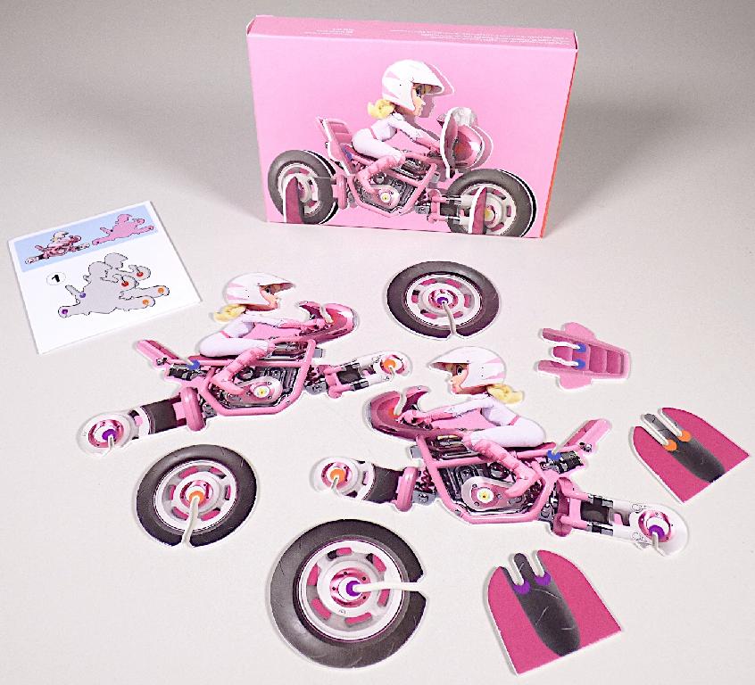 Spielzeug in Form eines Bausatzes, sog. "Mc Donald´s - Super Mario - 2022", Motiv "Princess Peach Bike"
- aus farbig bedruckter Pappe zum Zusammenstecken,10-teilig
- Prinzessin Peach auf einem Motorrad darstellend
- zusammengebaut ca. 18 x 11,5 x 4 cm groß
- die Einzelteile sind alleine nicht zum Spielen geeignet und sinnvoll aufeinander abgestimmt
- dient der spielerischen Unterhaltung von Kindern
- mit einer Bauanleitung in einer bunt bedruckten Pappschachtel für den Einzelverkauf aufgemacht.

Die Ware wird zolltarifrechtlich als "anderes als in den Unterpositionen (KN) 9503 0010 bis 9503 0030 erfasstes Spielzeug, Bausatz, nicht aus Kunststoff oder handgearbeitet aus Holz" eingereiht.