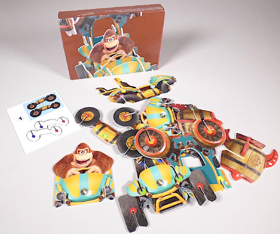Spielzeug in Form eines Bausatzes, sog. "Mc Donald´s - Super Mario - 2022", Motiv "Donkey Kong Kart"
- aus farbig bedruckter Pappe zum Zusammenstecken, 11-teilig
- Donkey Kong in seinem Kart darstellend
- zusammengebaut ca. 14 x 12,5 x 10,5 cm groß
- die Einzelteile sind alleine nicht zum Spielen geeignet und sinnvoll aufeinander abgestimmt
- dient der spielerischen Unterhaltung von Kindern
- mit einer Bauanleitung in einer bunt bedruckten Pappschachtel für den Einzelverkauf aufgemacht.

Die Ware wird zolltarifrechtlich als "anderes als in den Unterpositionen (KN) 9503 0010 bis 9503 0030 erfasstes Spielzeug, Bausatz, nicht aus Kunststoff oder handgearbeitet aus Holz" eingereiht.