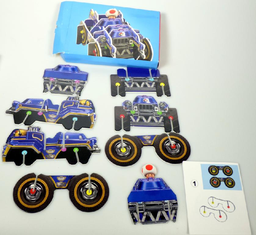 Spielzeug in Form eines Bausatzes, sog. "Mc Donald´s - Super Mario - 2022", Motiv "Toad Kart"
- aus farbig bedruckter Pappe zum Zusammenstecken, 8-teilig
- Toad in seinem Kart darstellend
- zusammengebaut ca. 13 x 9 x 9,5 cm groß
- die Einzelteile sind alleine nicht zum Spielen geeignet und sinnvoll aufeinander abgestimmt
- dient der spielerischen Unterhaltung von Kindern
- mit einer Bauanleitung in einer bunt bedruckten Pappschachtel für den Einzelverkauf aufgemacht.

Die Ware wird zolltarifrechtlich als "anderes als in den Unterpositionen (KN) 9503 0010 bis 9503 0030 erfasstes Spielzeug, Bausatz, nicht aus Kunststoff oder handgearbeitet aus Holz" eingereiht.
