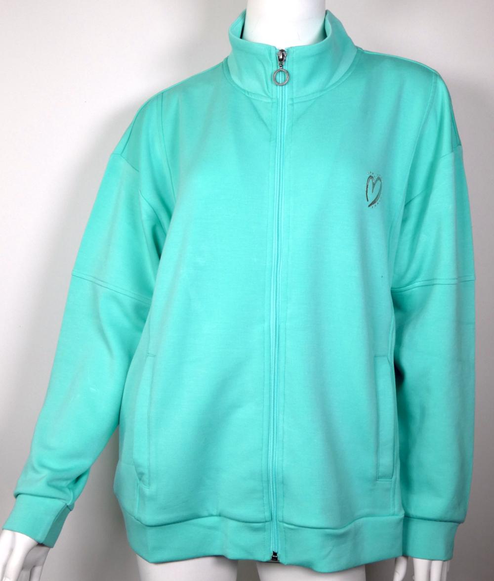 Jacke, Größe 38, Foto siehe Anlage,
- aus ca. 1,8 mm dicken, einfarbigen Gewirken aus laut Antrag 50 % Modal (künstliche Chemie-
  fasern), 44 % Polyester und 6 % Elasthan (beides synthetische Chemiefasern),
- über die Taille reichend (Rückenlänge: ca. 63 cm),
- mit einem Stehkragen,
- vorn mit einer durchgehenden Öffnung mit einem bis in die Kragenspitzen reichenden Reiß-
  verschluss,
- ohne Hinweise auf den Trägerkreis (unisex),
- mit langen Ärmeln,
- mit zwei eingesetzten, offenen Taschen unterhalb der Taille,
- vorne auf Brusthöhe mit einem Aufdruck und Strasssteinchen verziert,
- in Bahnen gearbeitet,
- am unteren Rand mit einem angesetzten, doppelt gearbeiteten, nicht verengenden Bund aus
  den o. g. Gewirken,
- stellt sich aufgrund des Schnitts als Jacke dar, somit keine Strickjacke.

"Jacke, aus Gewirken, für Frauen, aus künstlichen Chemiefasern"