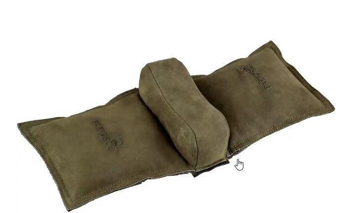 Nach den Antragsangaben sowie dem vorgelegten Warenmuster handelt es sich um eine sog. "Vorderschaftauflage für Langwaffen". Das flachliegend ca. B 14,5 cm x H 5 cm x L 35 cm große Erzeugnis besteht aus einer Außenhülle aus Leder, die mit einem Granulat aus Kunststoff gefüllt ist. Die Ware ist aus einem annähernd rechteckigen Auflagekissen mit einer konvexen Oberseite und zwei flügelartig an beiden Seiten angebrachten Seitenkissen zusammengefügt. Die Unterseite des Auflagekissens ist zudem mit einer über einen Klettverschluss befestigten, rutschfesten Lage aus Kunststoff/Kautschuk versehen.

Derartige Erzeugnisse dienen aufgestellt oder über eine Brüstung gehängt als Auflage für Schäfte von Langwaffen der Erhöhung der Zielgenauigkeit und sind sowohl für Langwaffen der Position 9303 sowie 9304 gleichermaßen geeignet. Die Einreihung erfolgt daher unter Anwendung der AV 3 c) in die zuletzt genannte der gleichermaßen in Betracht kommenden Unterpositionen (HS).

Die Ware ist in einem Pappkarton verpackt.

Zolltarifrechtlich handelt es sich um "Zubehör für Waren der Positionen 9301 bis 9304, nicht in den Unterpositionen (HS) 9305 10 bis 9305 91 genannt".