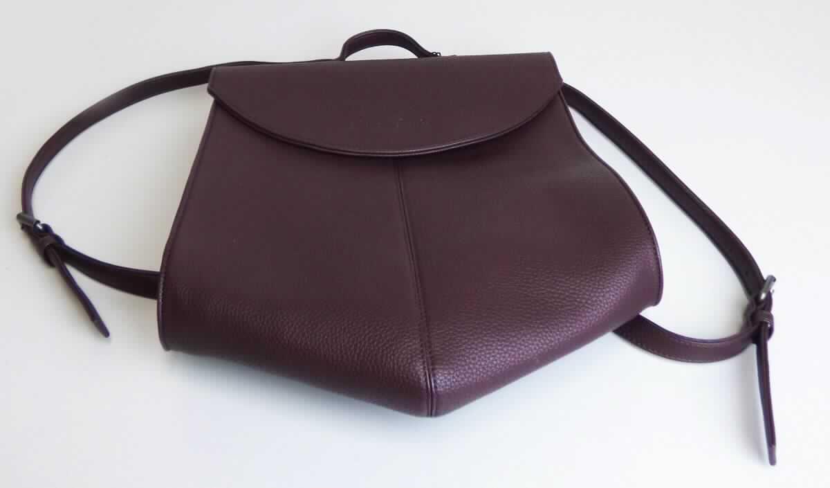 Rucksack, Model BERNA SATIN GRAIN, Foto siehe Anlage, 
- mit einer Außenseite aus Kunststofffolien, 
- mit einer Handtrageschlaufe und zwei längenverstellbaren Rückentragegurten, 
- mit einer Überschlagklappe mit magnetischem Verschluss,
- innen gefüttert und mit einem Reißverschlussfach ausgestattet,
- in den Abmessungen: ca. 29 cm (Breite) x 38 cm (Höhe) x 8 cm (Tiefe),
- gemeinsam mit einem einfachen Beutel aus Spinnstoffen für den Einzelverkauf aufgemacht
  (der Beutel ist in den Rucksack eingelegt); der Beutel ist geringwertig und im Hinblick auf die 
  Verwendung als unbedeutend zu betrachten, er ändert das Wesen der Hauptware nicht und 
  ist deshalb wie diese einzureihen.
  
"Rucksack, mit Außenseite aus Kunststofffolien"