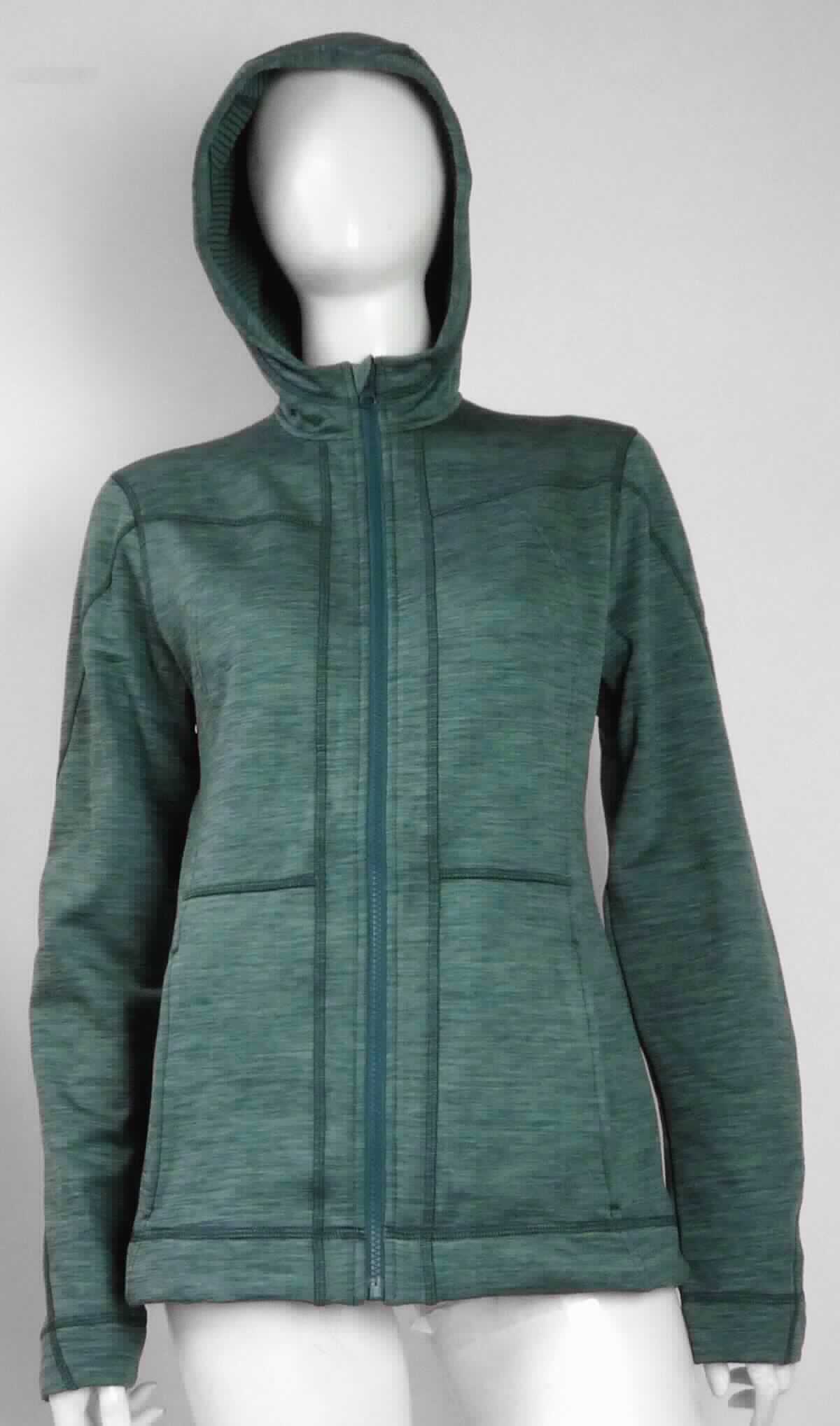 Jacke, sog. Kapuzenjacke isocell, Art. 7742134, Größe S, Foto siehe Anlage,
- aus ca. 1,6 mm dicken, buntgewirkten Plüschgewirken (melierte Garne) aus laut Antrag 95 % Polyester und 
  5 % Elasthan (beides synthetische Chemiefasern); an den Ärmeln zusätzlich gefüttert,
- über die Taille reichend (Rückenlänge: ca. 68 cm),
- mit einer Kapuze,
- vorn mit einer durchgehenden Öffnung mit einem bis an den Kapuzenrand reichenden Reißverschluss,
  am Kapuzenrand mit einer kurzen Überlappung von rechts über links (Frauenkleidung),
- mit langen Ärmeln,
- vorn mit zwei eingesetzten Taschen mit Reißverschluss unterhalb der Taille,
- in Bahnen gearbeitet,
- am unteren Rand durch Umschlagen und Festnähen gesäumt,
- stellt sich aufgrund des Schnitts als Jacke dar, somit keine Strickjacke.

"Jacke, aus Gewirken, für Frauen, aus synthetischen Chemiefasern"